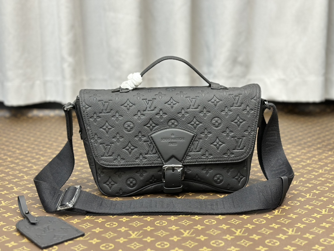 TOP Louis Vuitton LV L*V Montsouris Triangular Hijab Shoulder Bag 34 x 19 x 11 cm- Two Colors