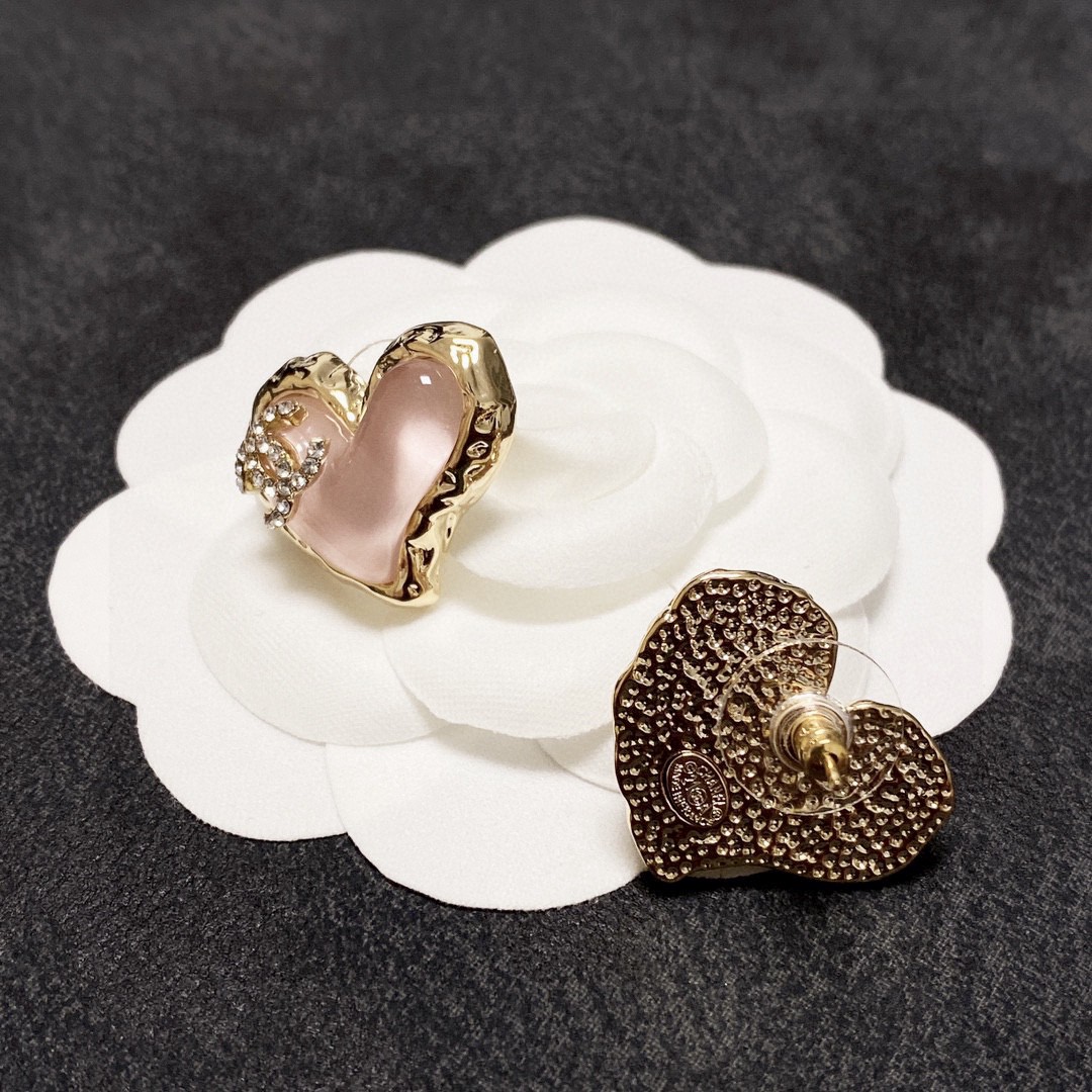 TOP CHANEL Classic Heart Stud Earrings - Pink