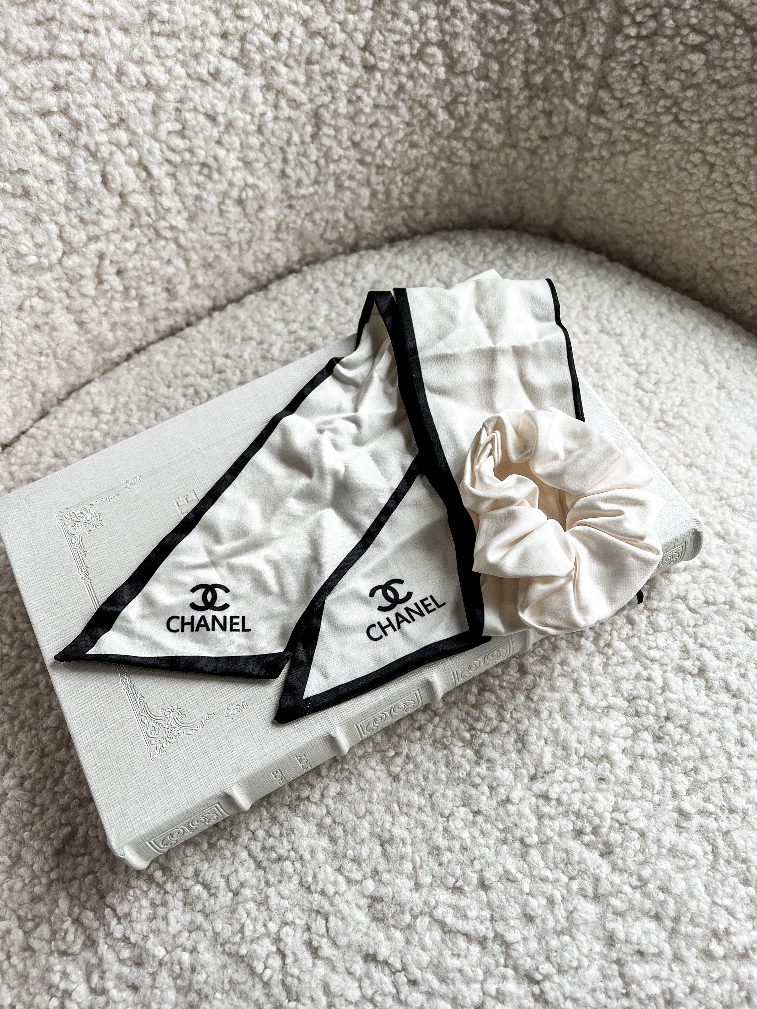 TOP CHANEL Crunchy + Twilly Set - White w Black Trimming