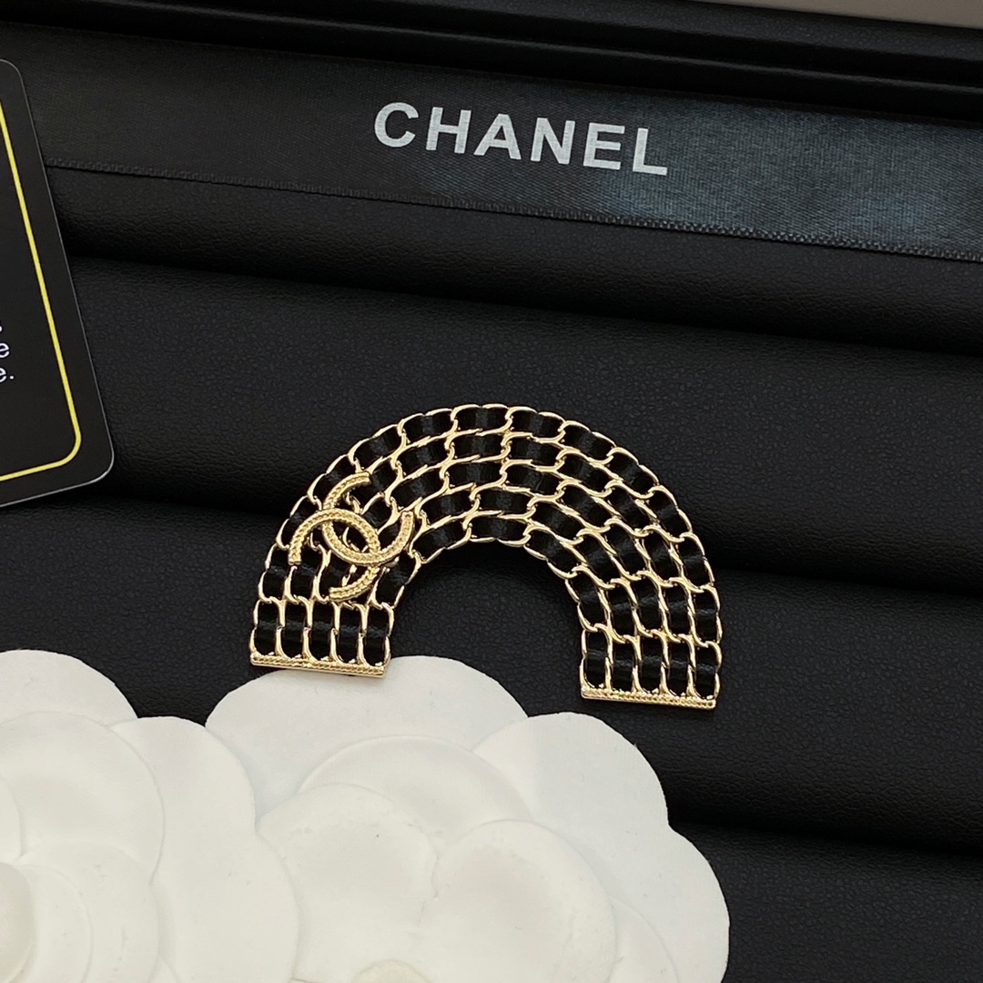 TOP CHANEL Brooch - 2 Colors