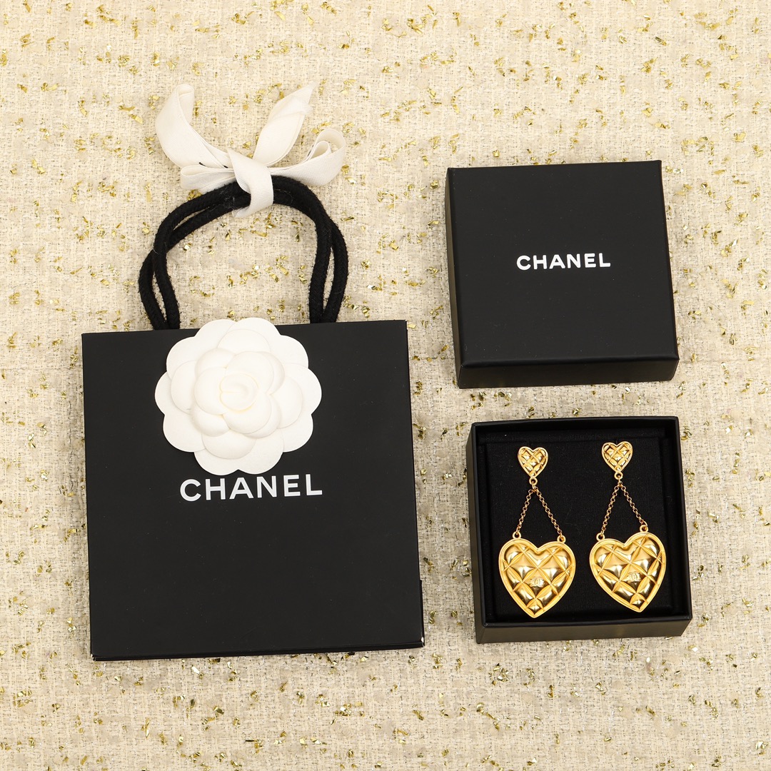 TOP CHANEL Heart Earrings