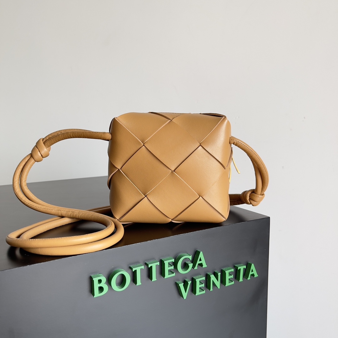 TOP Bottega Veneta BV Mini Camera Bag - Brown