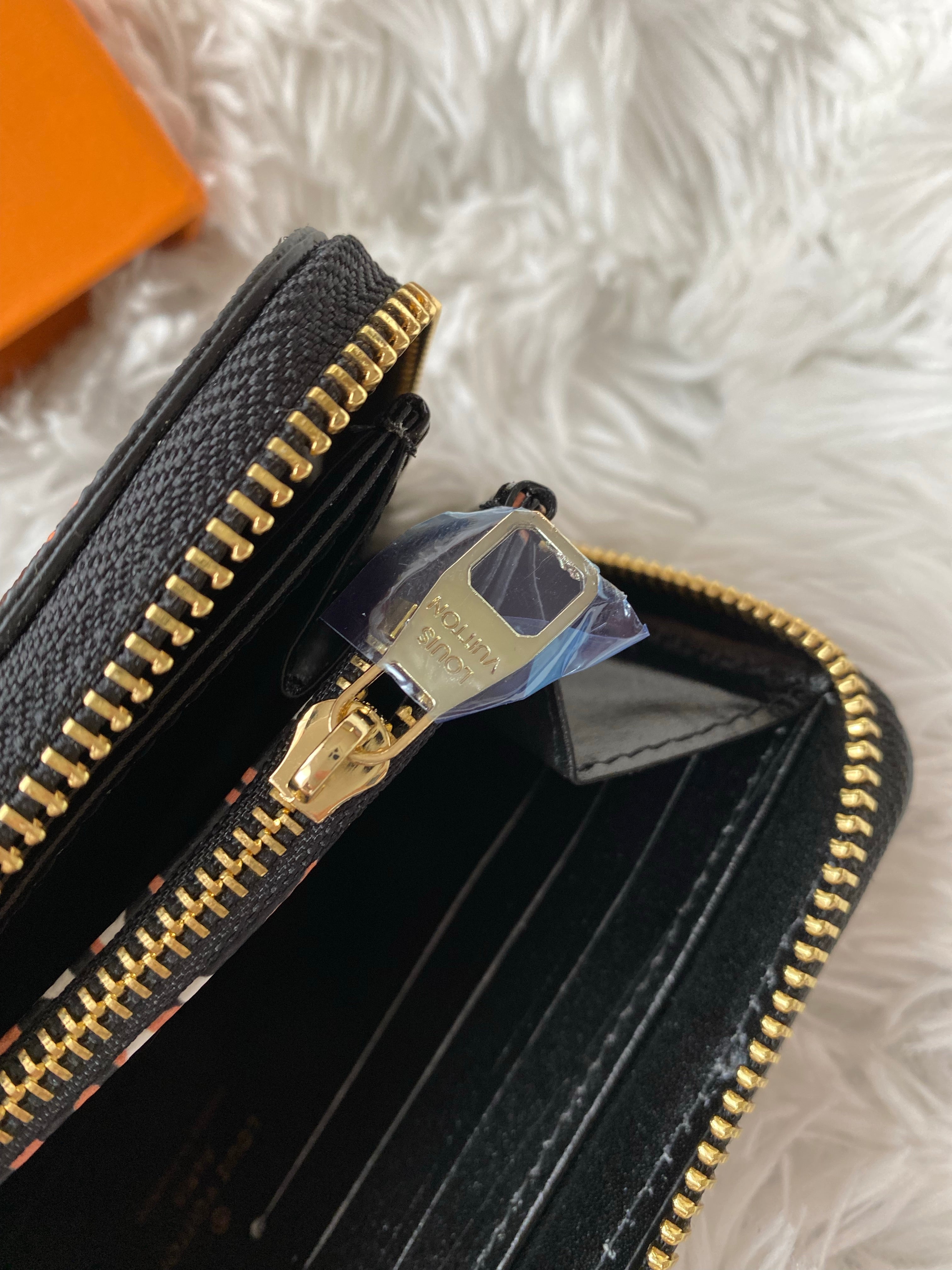 TOP Louis Vuitton LV LV Giant Monogram Zippy Wallet Jungle - Black