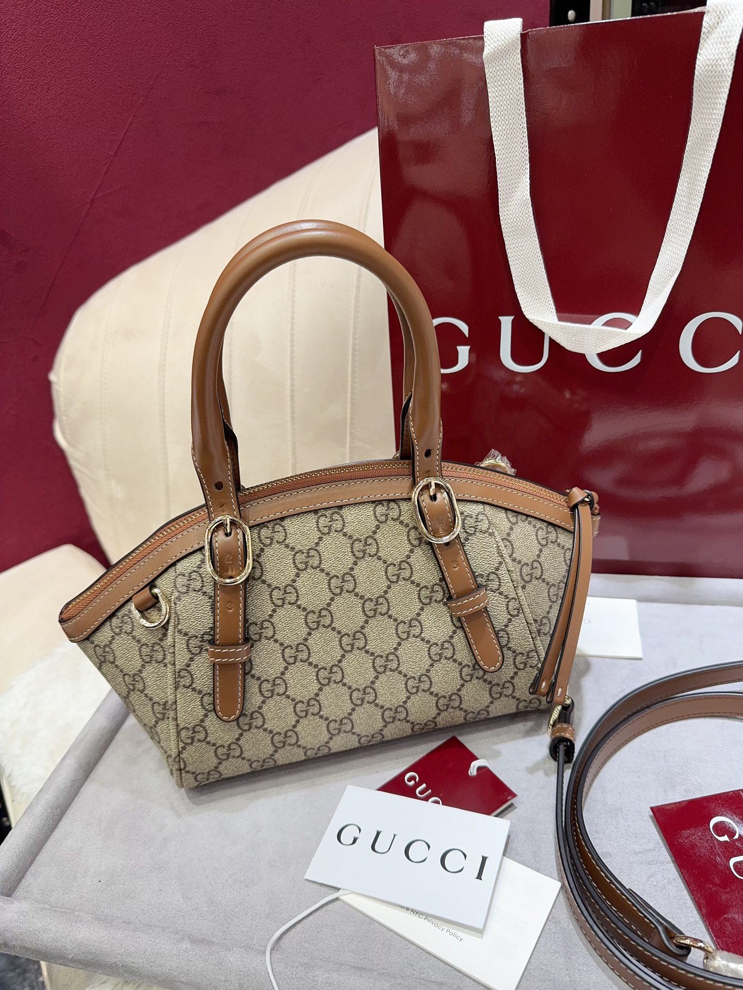 TOP GUCCI GG Emblem Handbag  21 x 17 x 12 cm - Brown