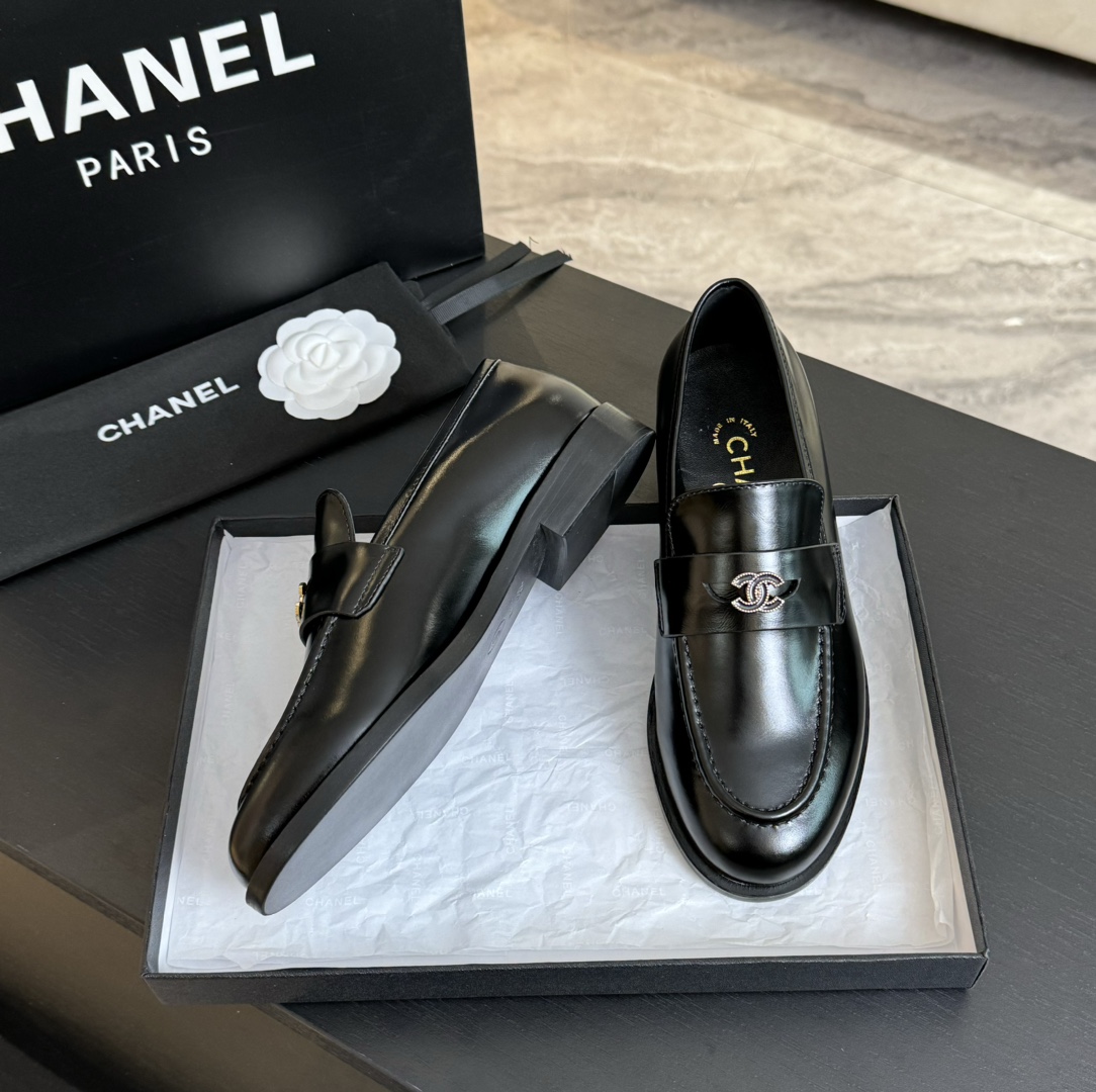 TOP CHANEL Loafers with Small CC Logo - 4 Color