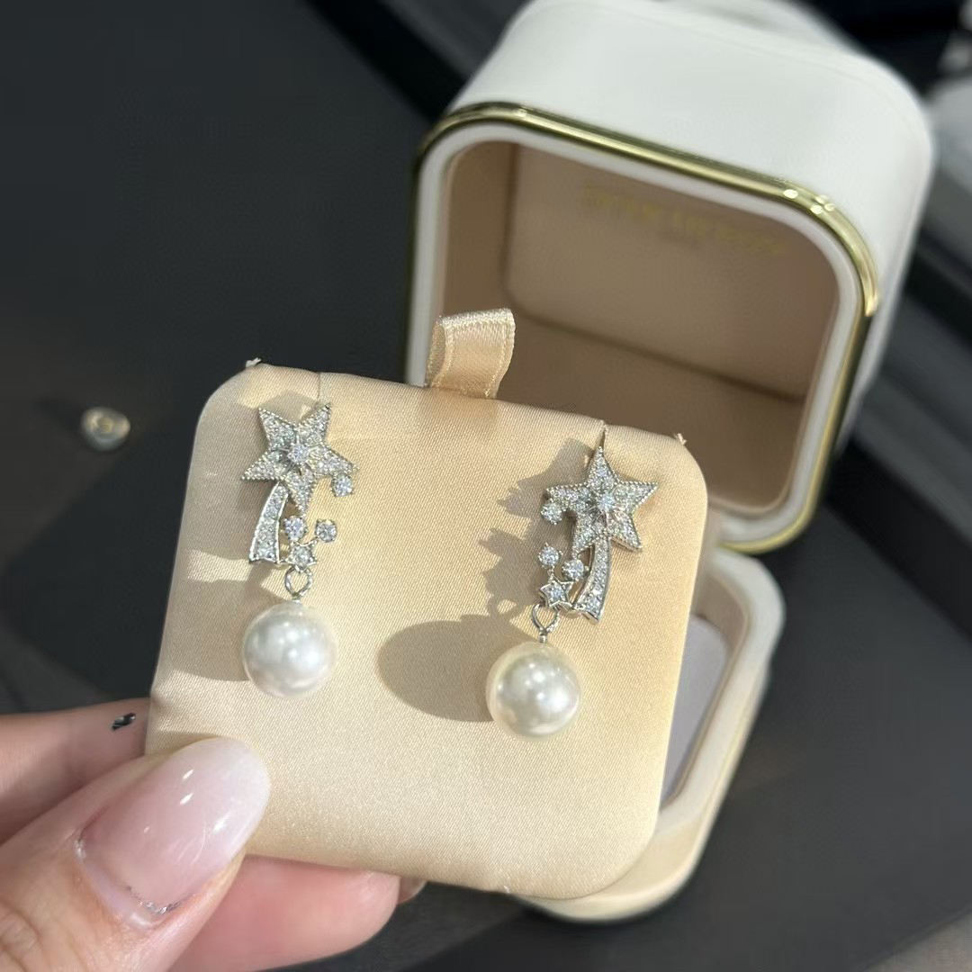 TOP CHANEL Flat Pearl Earrings