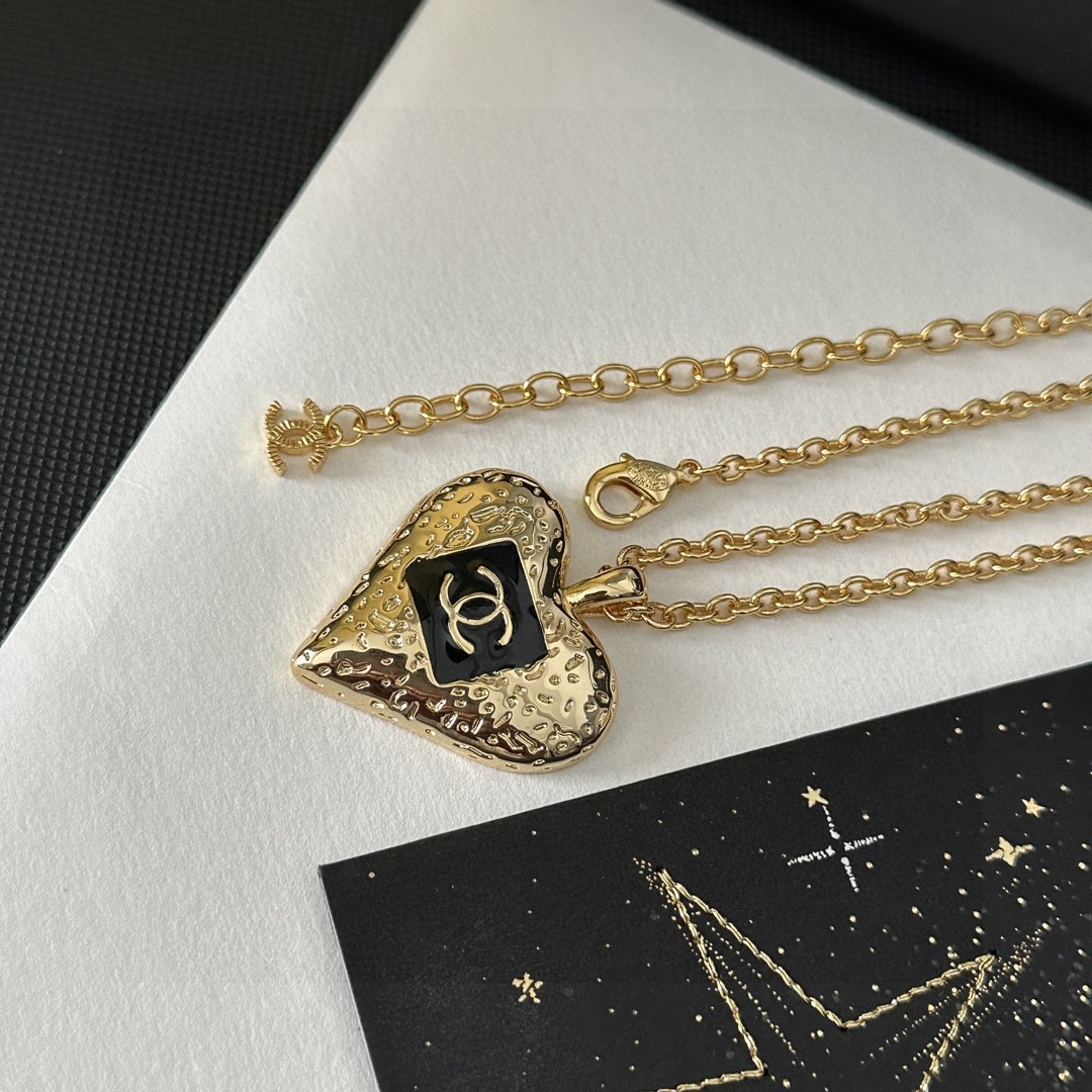 TOP CHANEL Heart Necklace