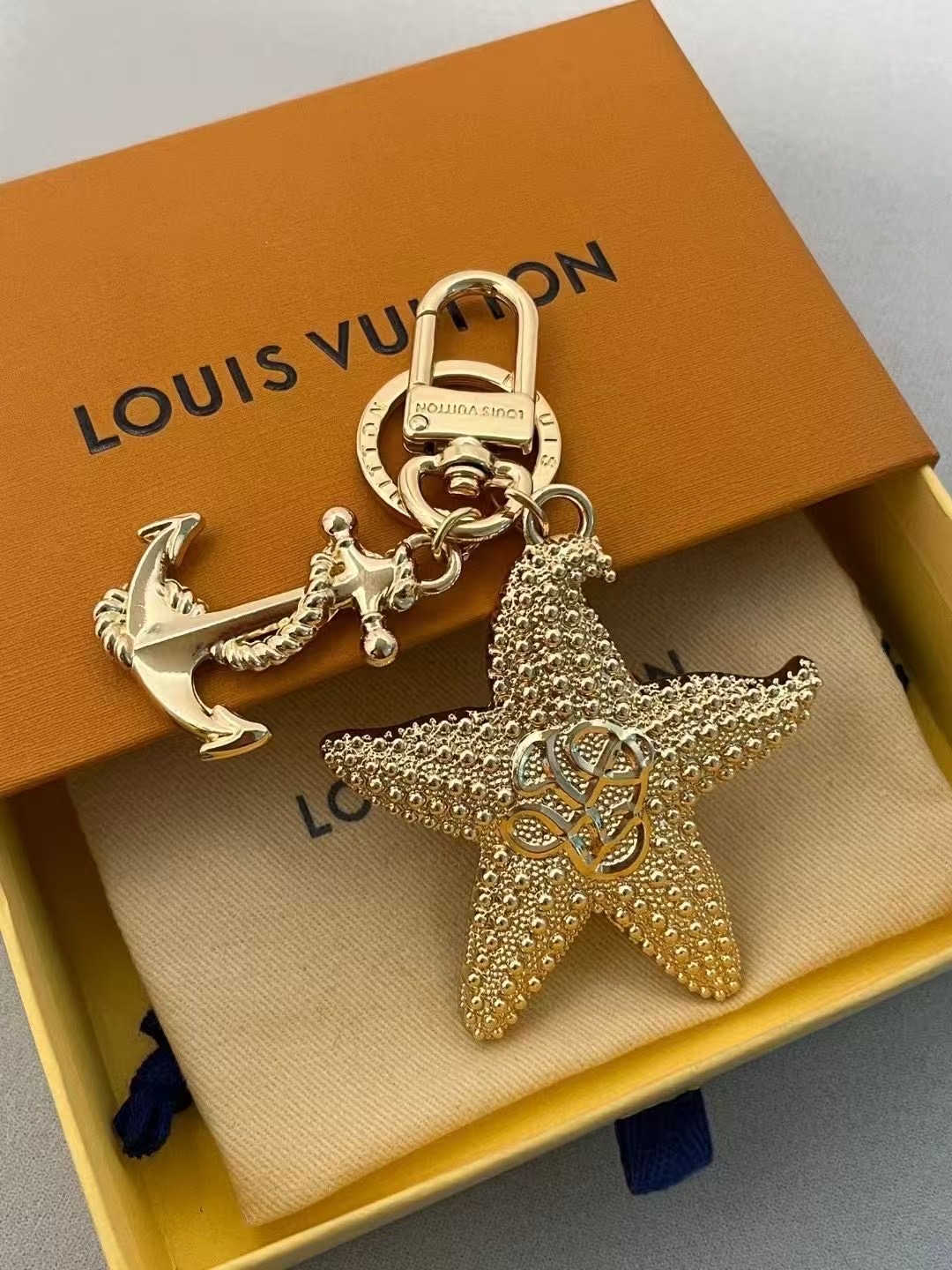 TOP Louis Vuitton LV  Key Chain-Gold