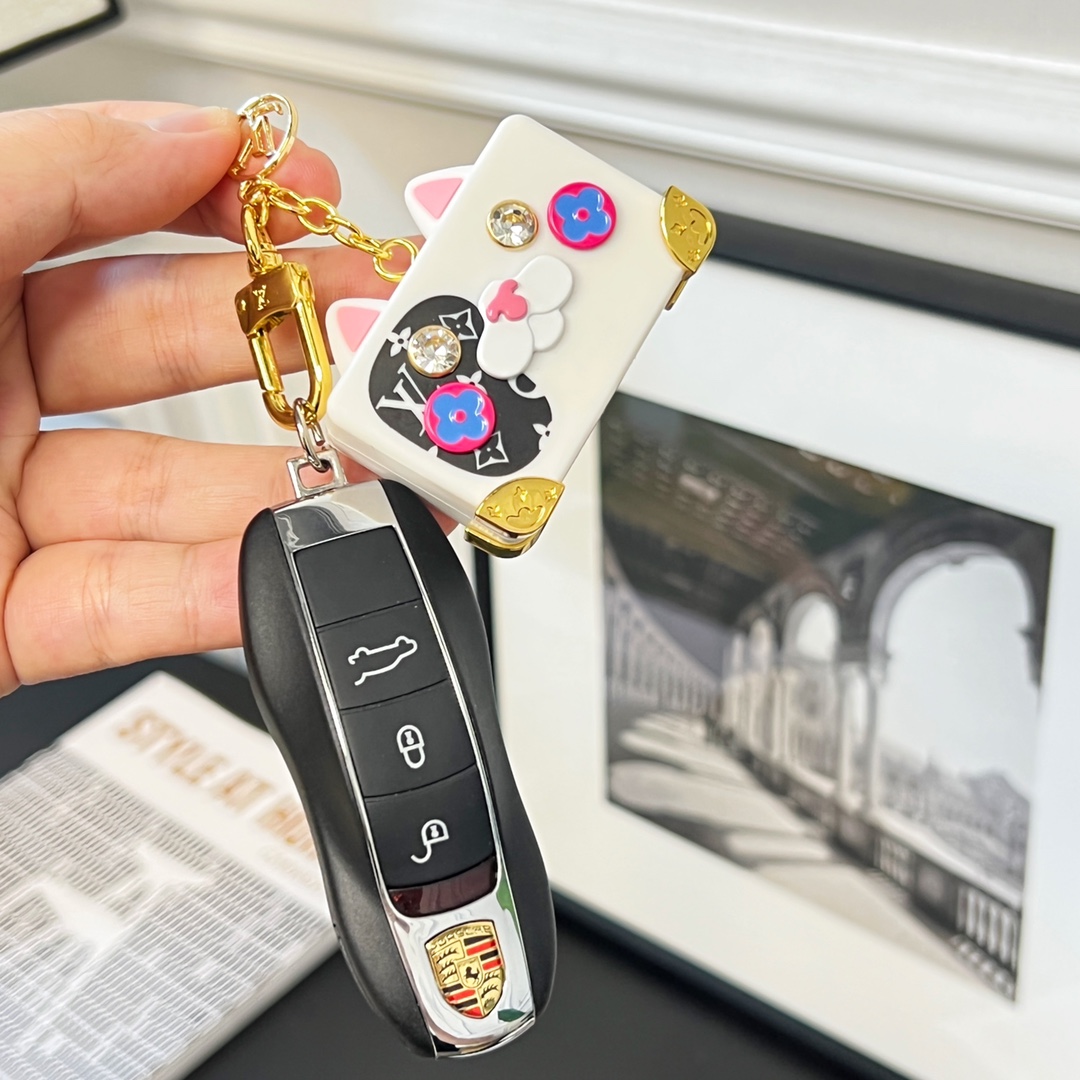 TOP Louis Vuitton LV Cat Trunk Keychain-White