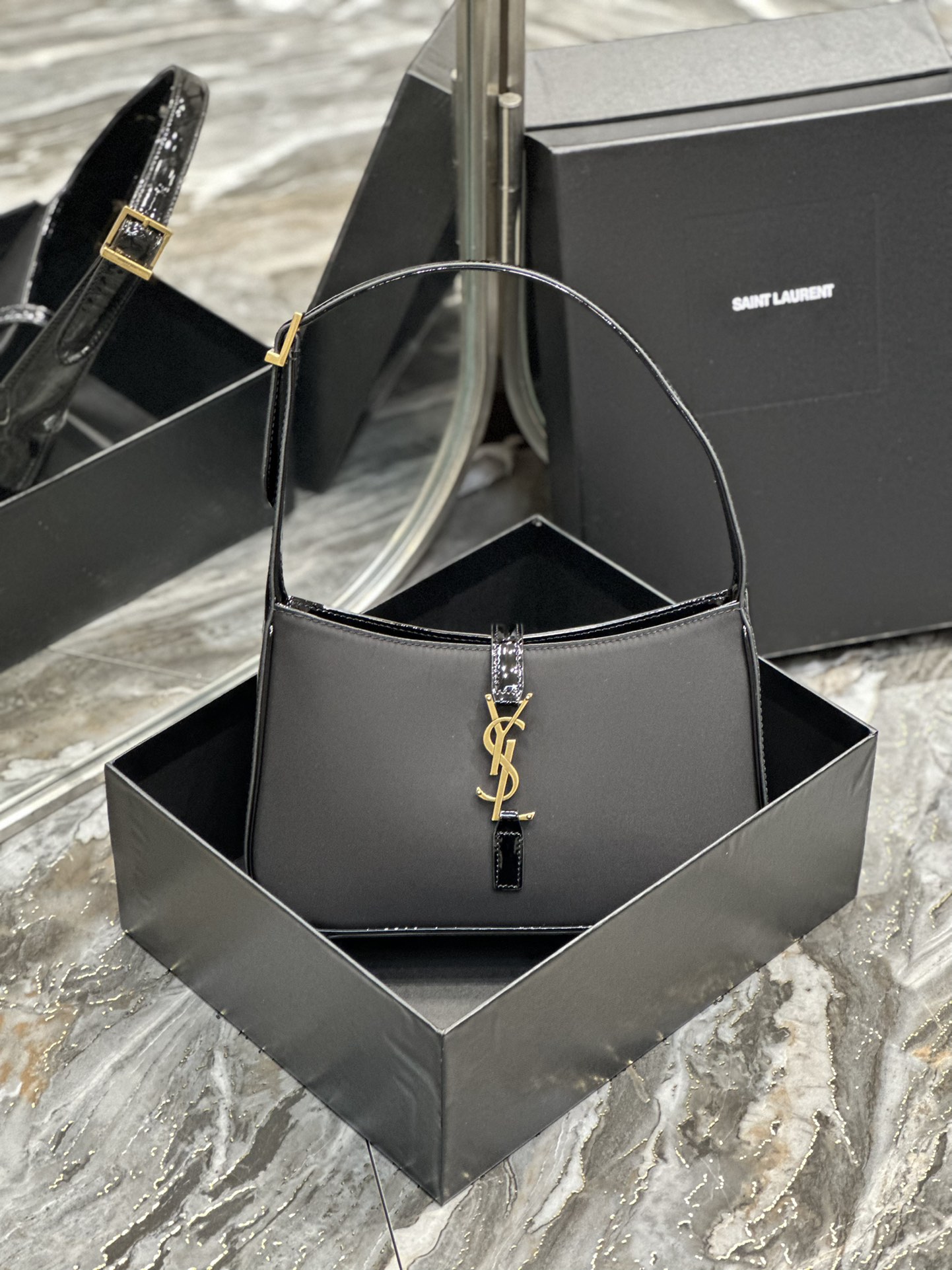 TOP Yves Saint Laurent YSL LE 5A7 Shoulder Bag - Black&GHW