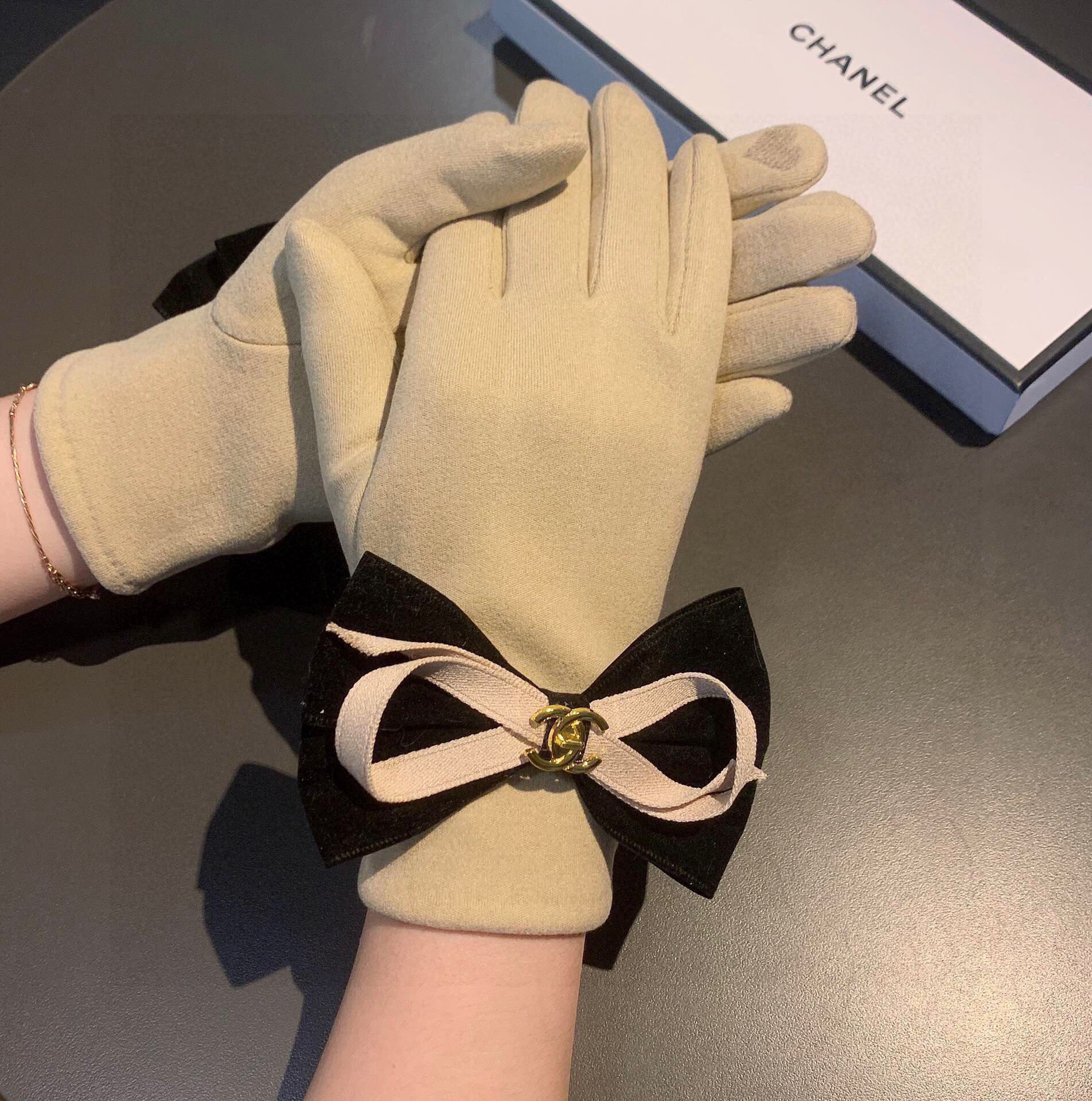 TOP CHANEL Gloves - 2 Color