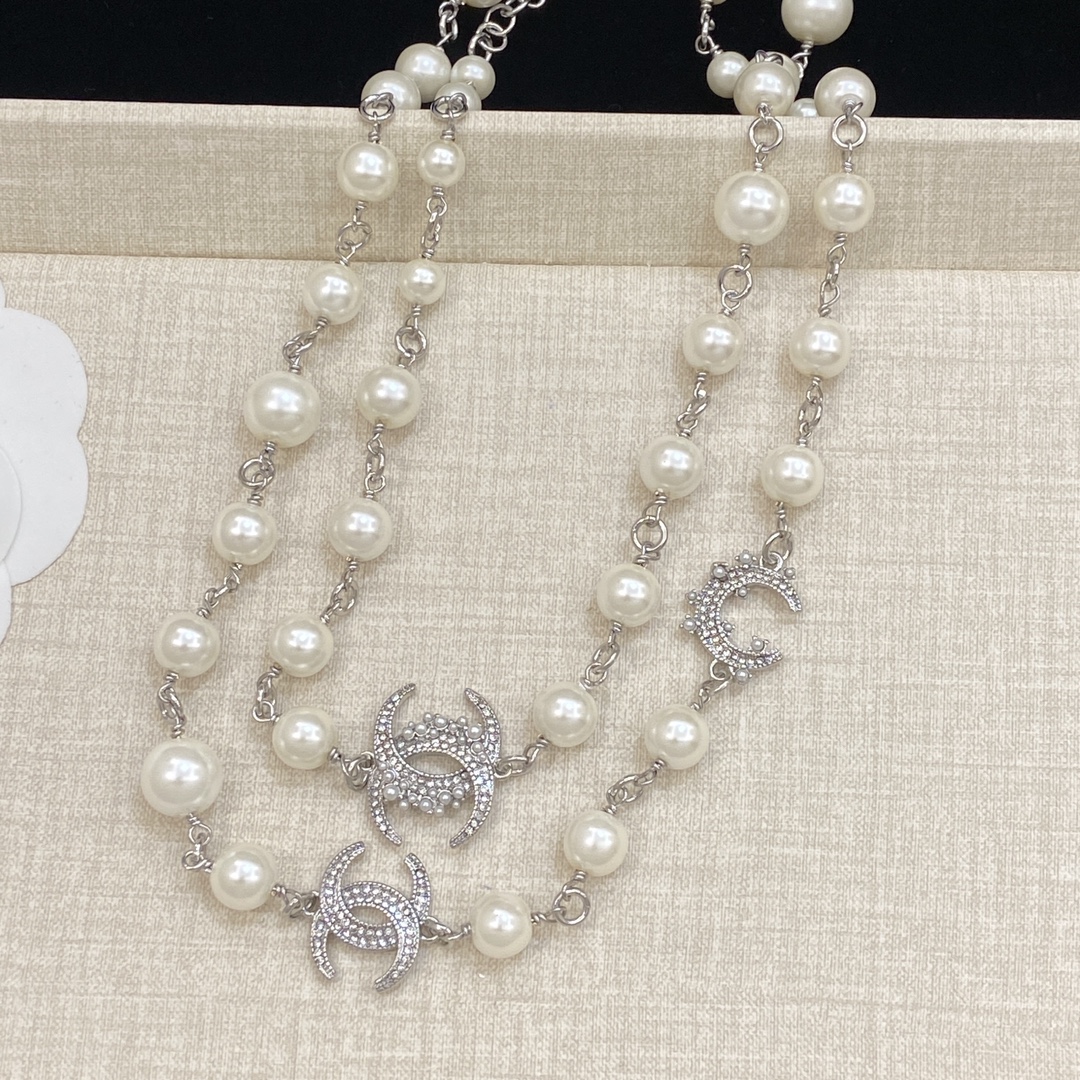 TOP CHANEL Sweater Necklace with Pearls - Silver