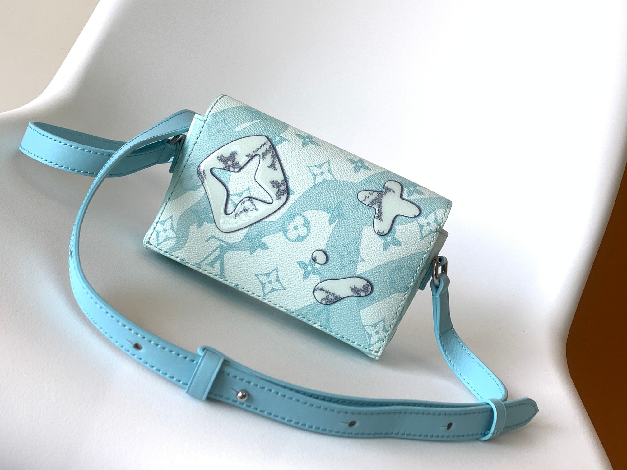 TOP Louis Vuitton LV Steamer Wearable Wallet - Sky Blue