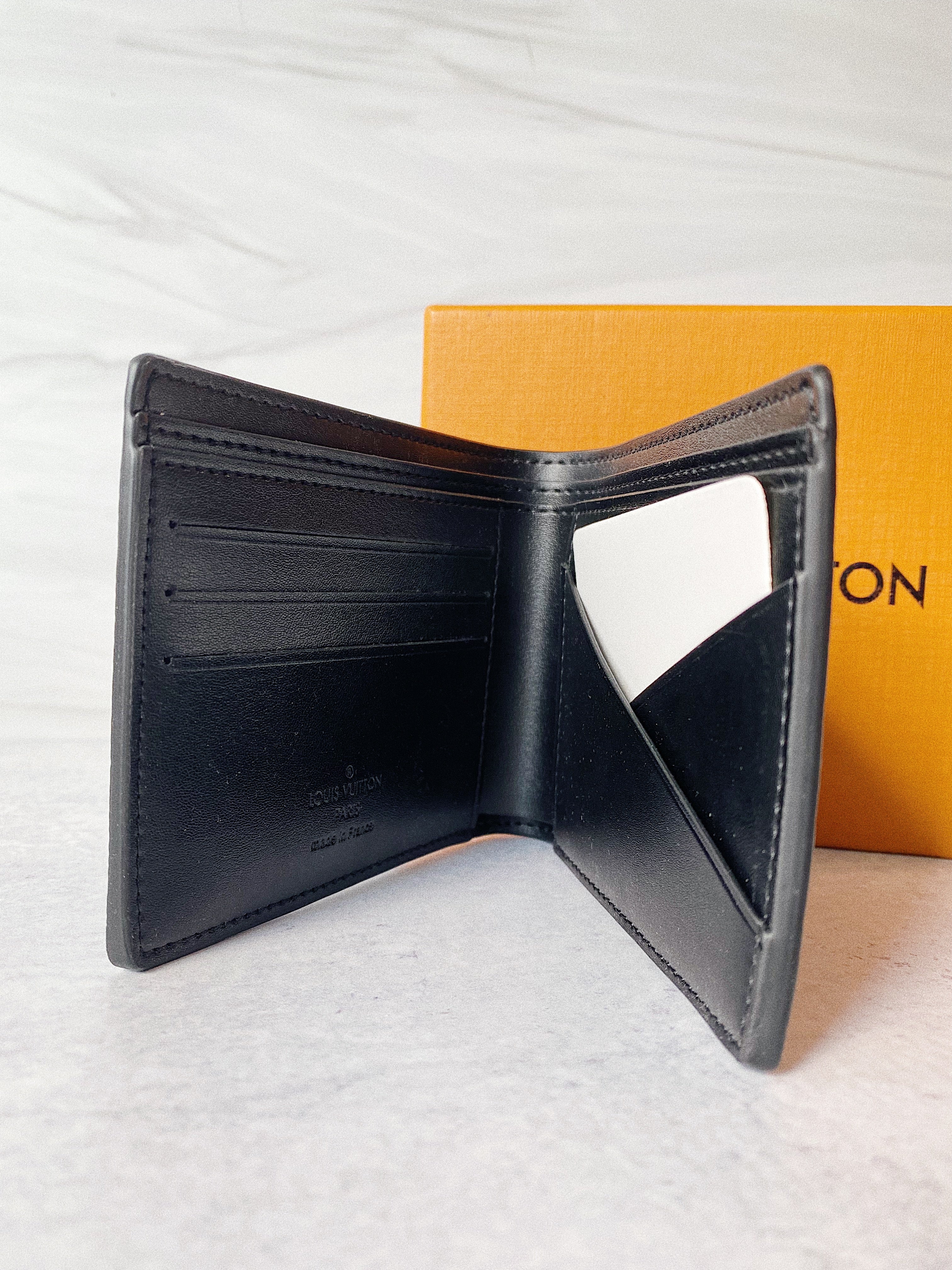 TOP Louis Vuitton LV L*V Plain Leather Logo Folding Men Wallet - Black