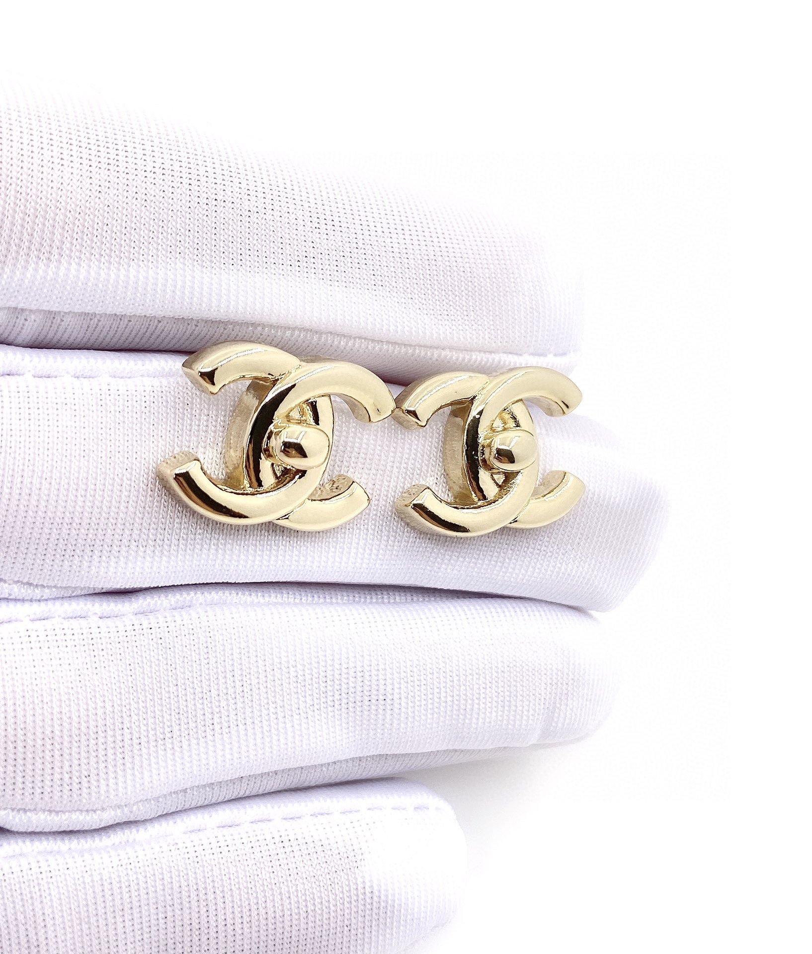 TOP CHANEL Logo Simple Brass Earrings