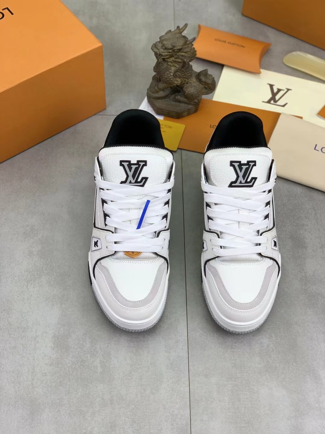 AAAShoes Louis Vuitton Trainer Sneaker, White Black Grey Grained Leather Low‑Top Casual Shoes, Unisex Retro Basketball Trainer