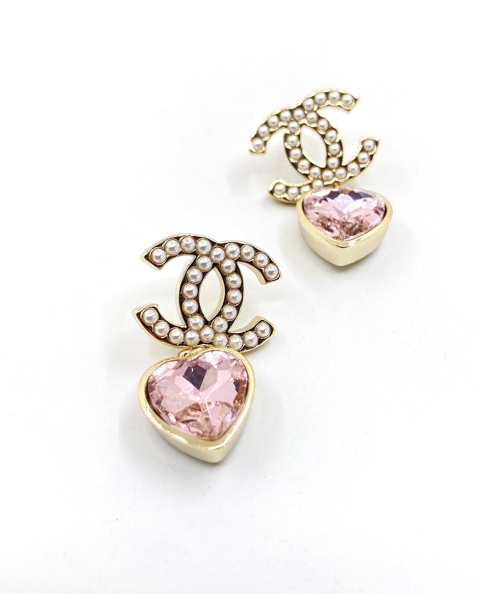TOP CHANEL Pink Love Pearl Earrings