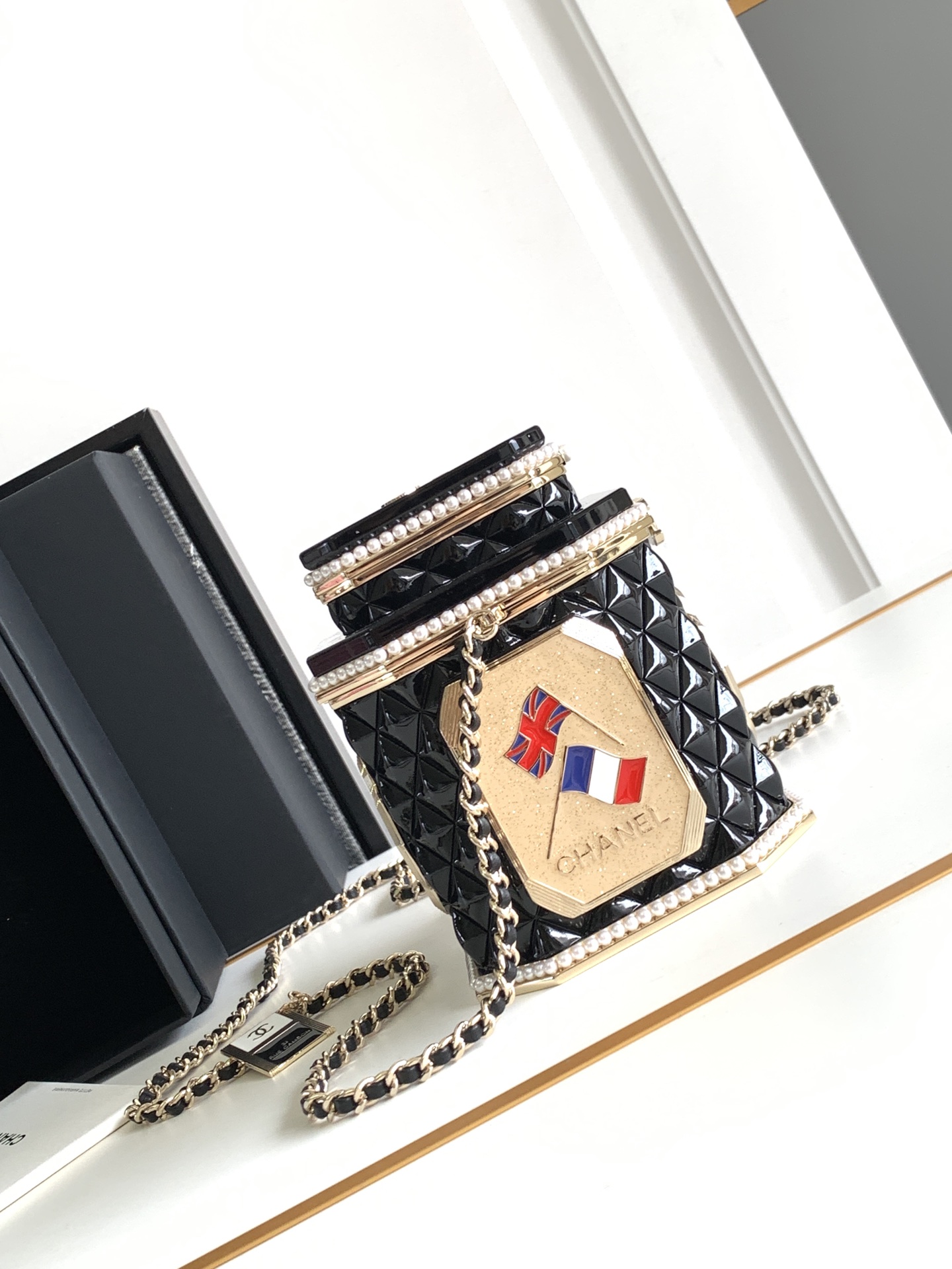 TOP CHANEL Collectible Tea Can Bag 15x14x12cm - Black