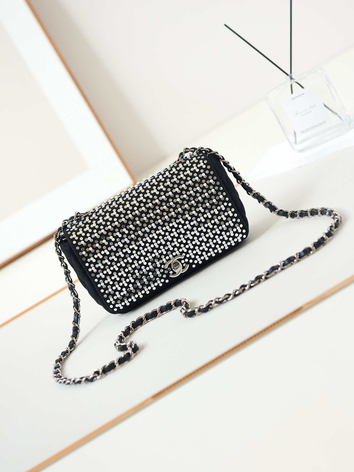 TOP CHANEL MINI Flap Bag 11.5x19.5x5.5cm with Pearl Sequins - Black