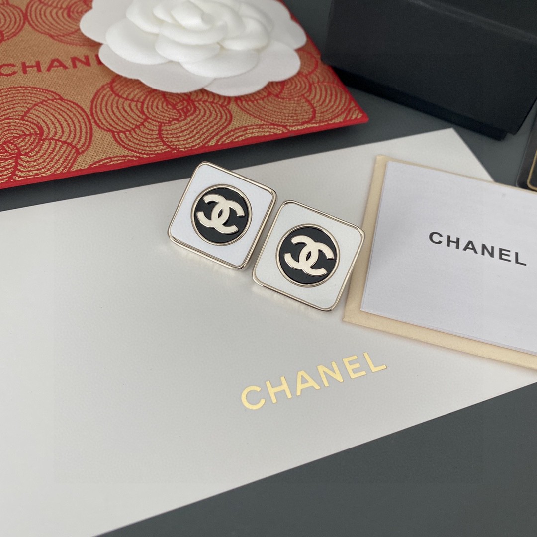 TOP CHANEL Double C Square Earrings
