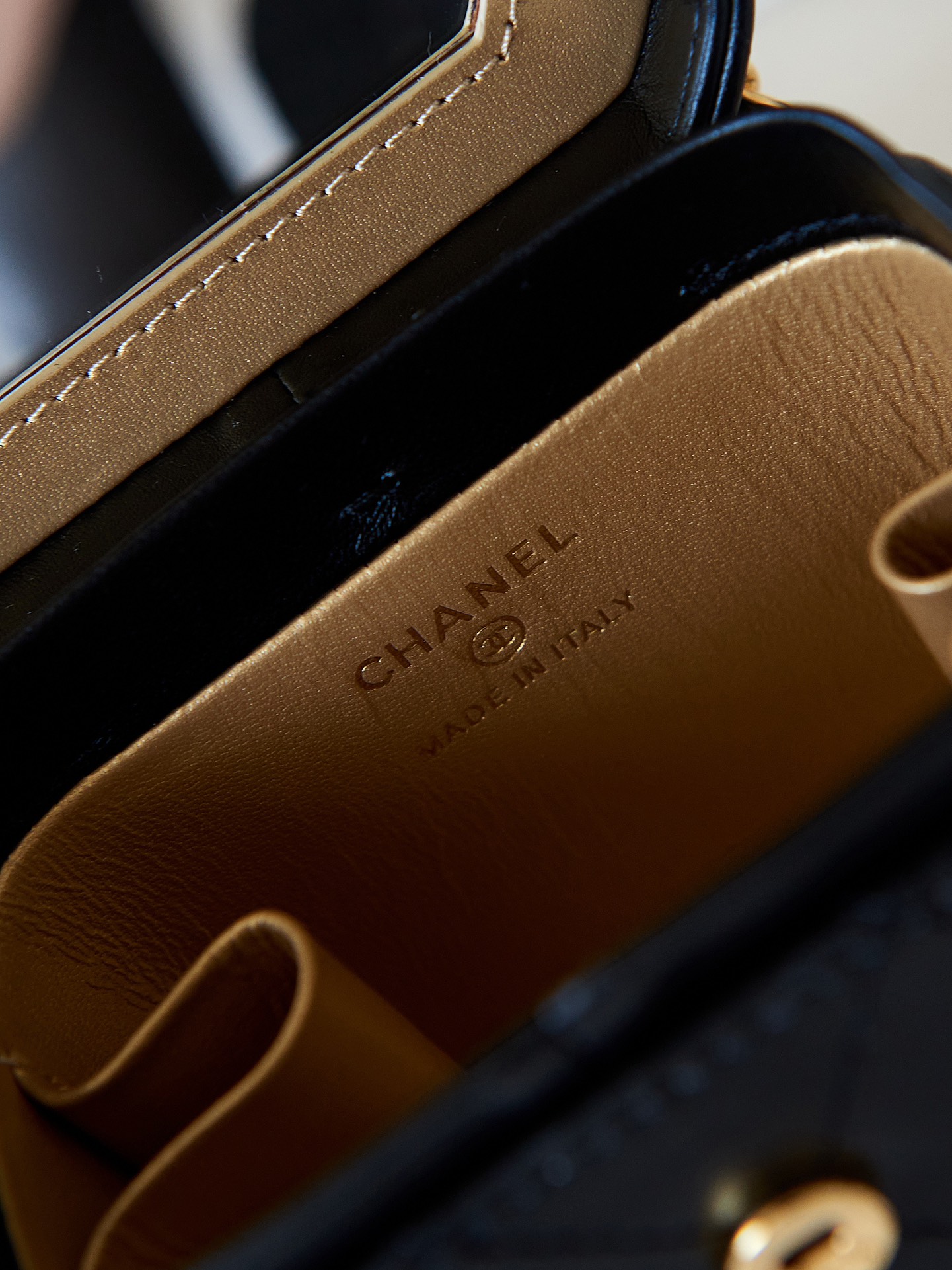 TOP CHANEL Small Makeup Box 9.5-10.5-7cm - Black