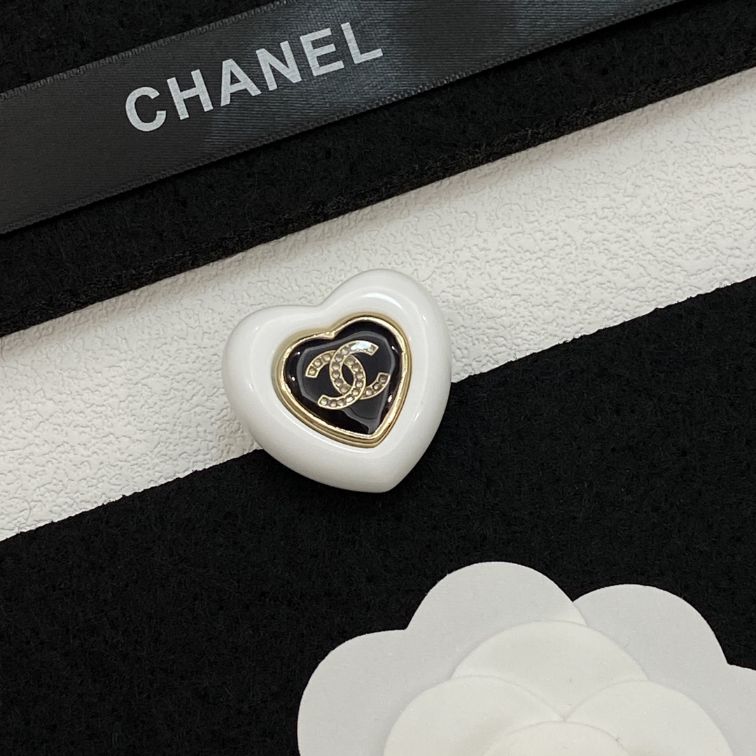 TOP CHANEL Brooch - White