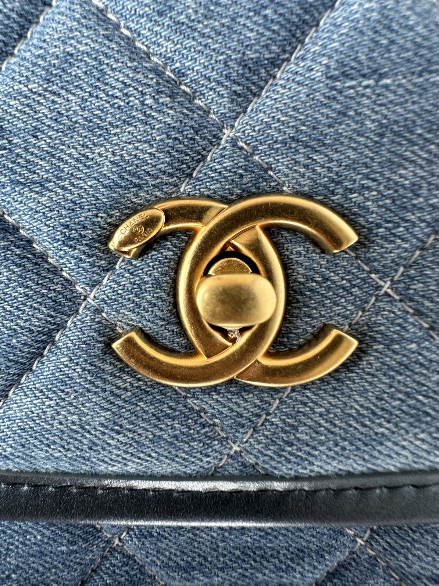 TOP CHANEL Small Messenger Bag 20x16x7.5cm - Denim