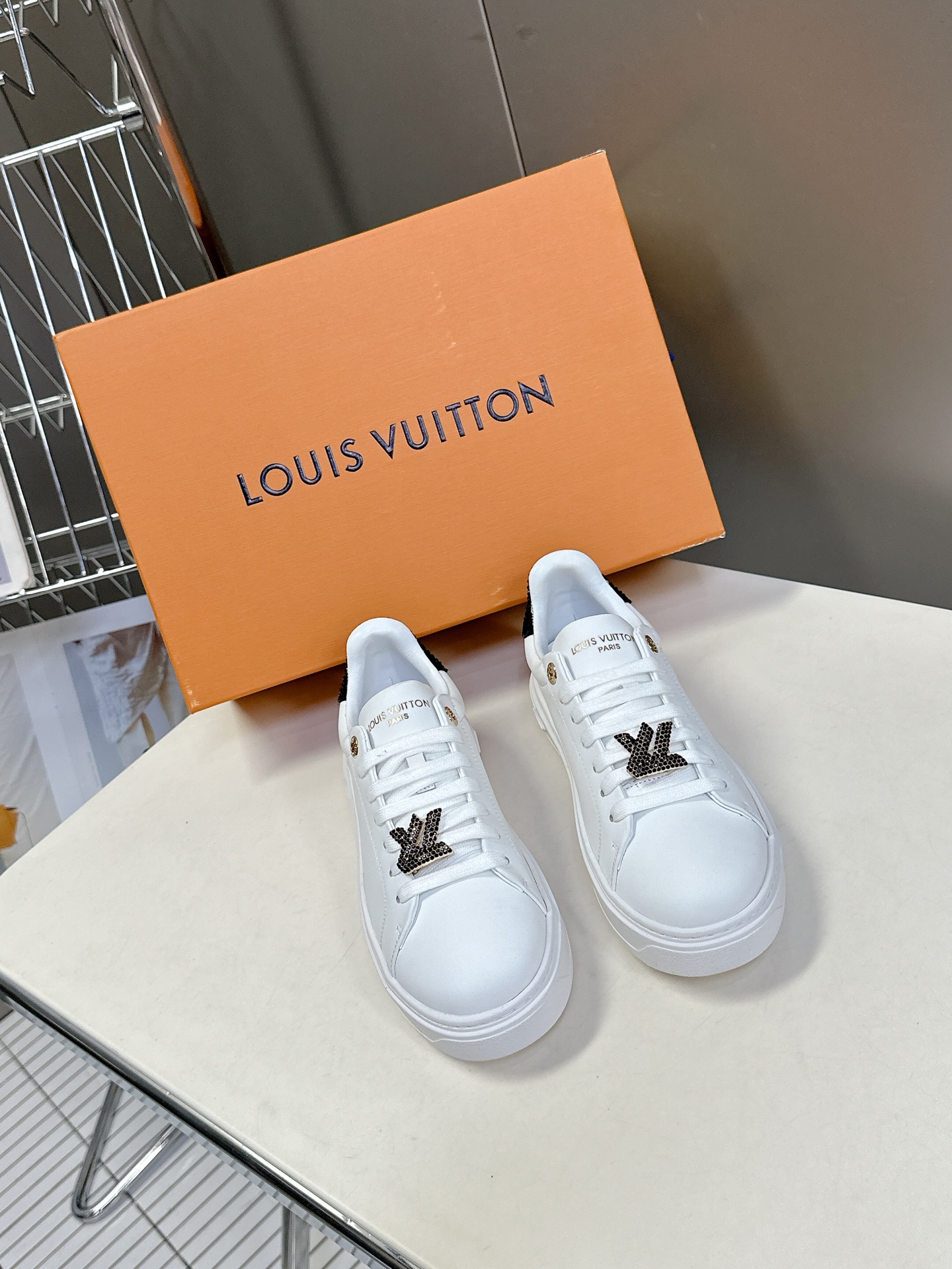 TOP Louis Vuitton LV Sneakers Cow Leather - White