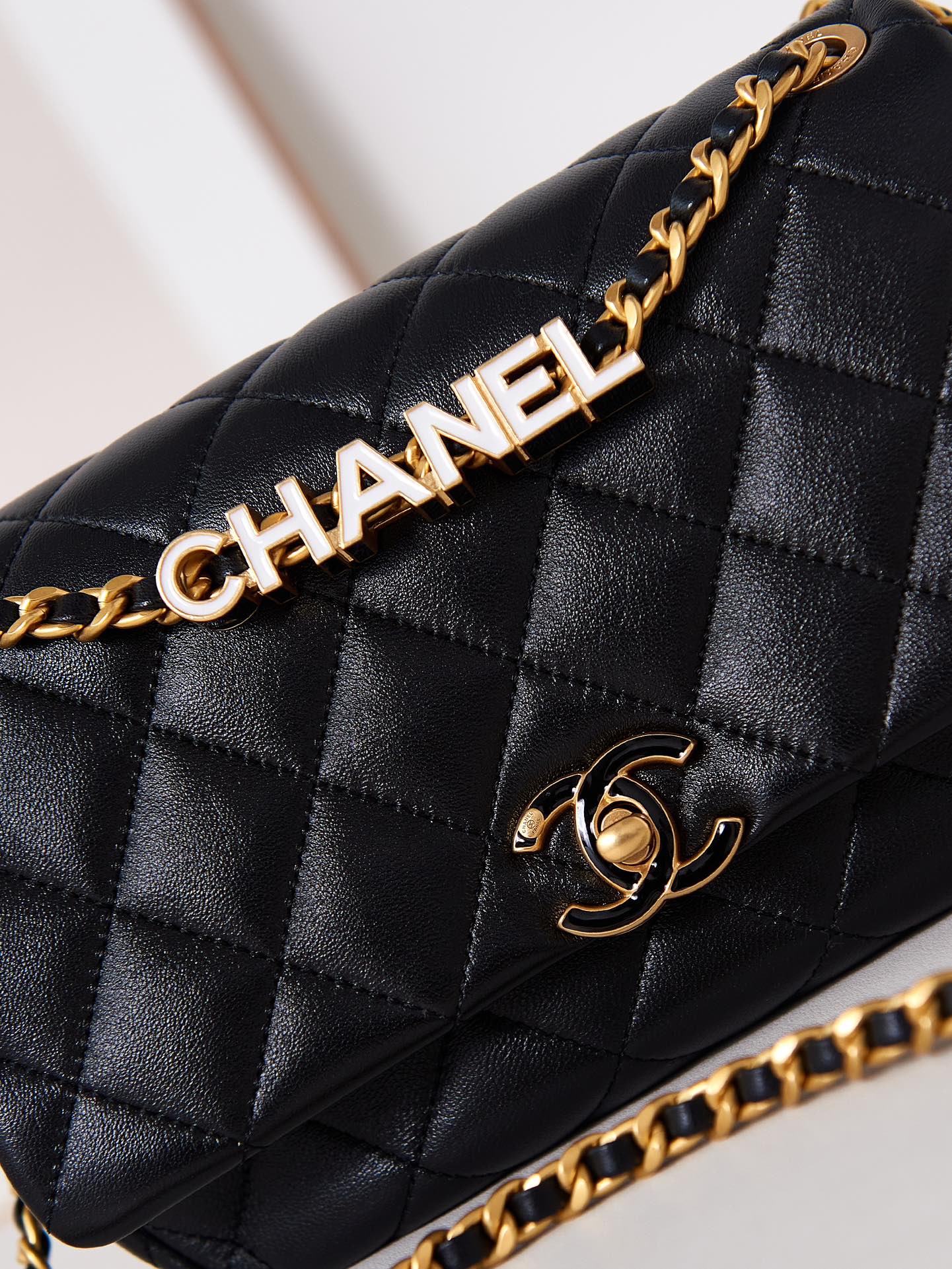 TOP CHANEL 24P Chain Leather Bag 15.5-23-8.5cm - Black&GHW