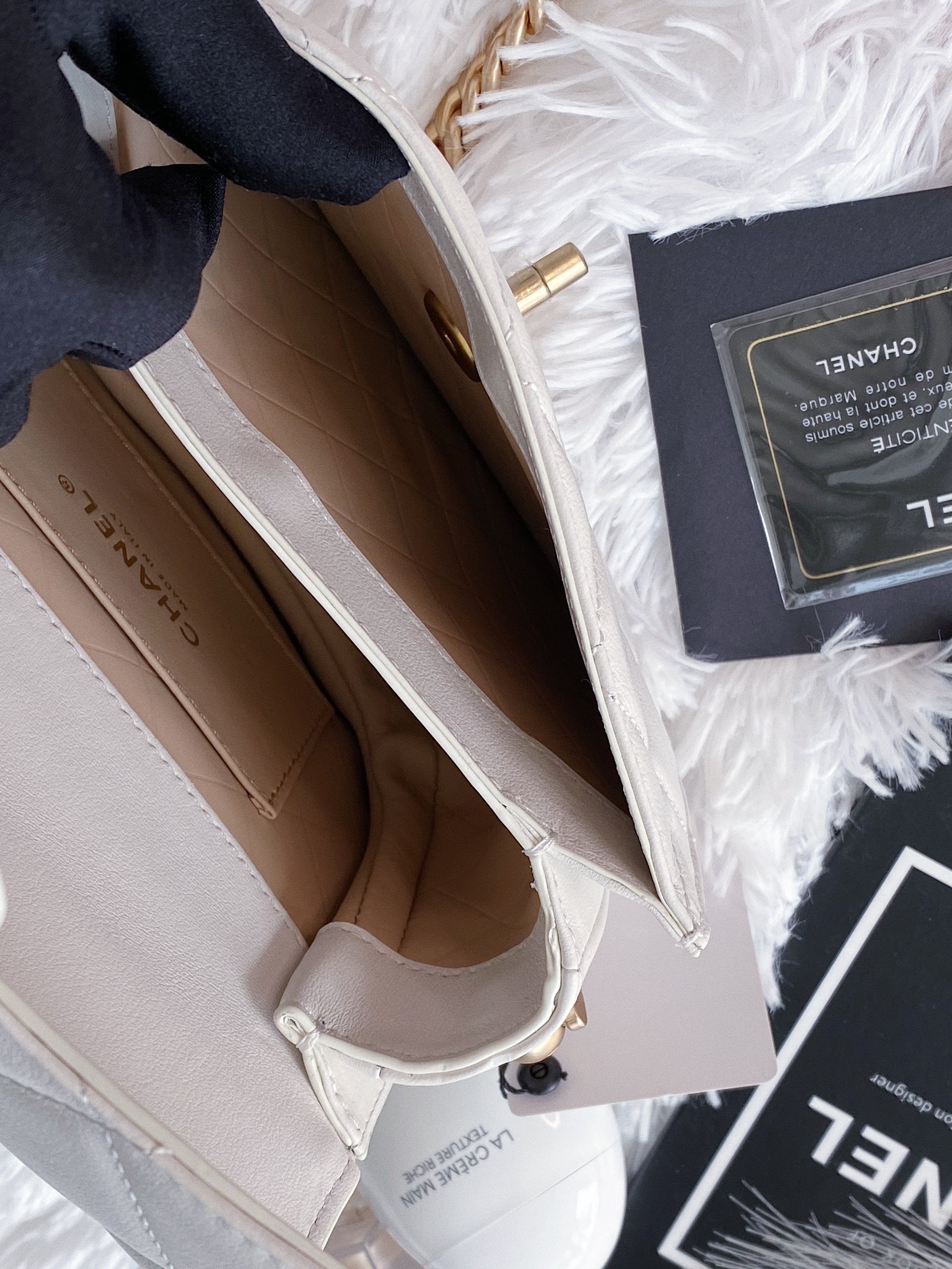 TOP CHANEL Messenger Bag Calfskin Mini - White