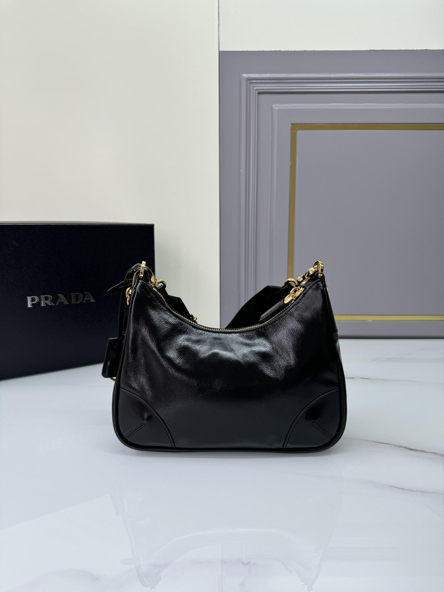 TOP PRADA Re-Edition 2005 Hobo Bag Oiled Cowhide 23x17x6.5cm - Black