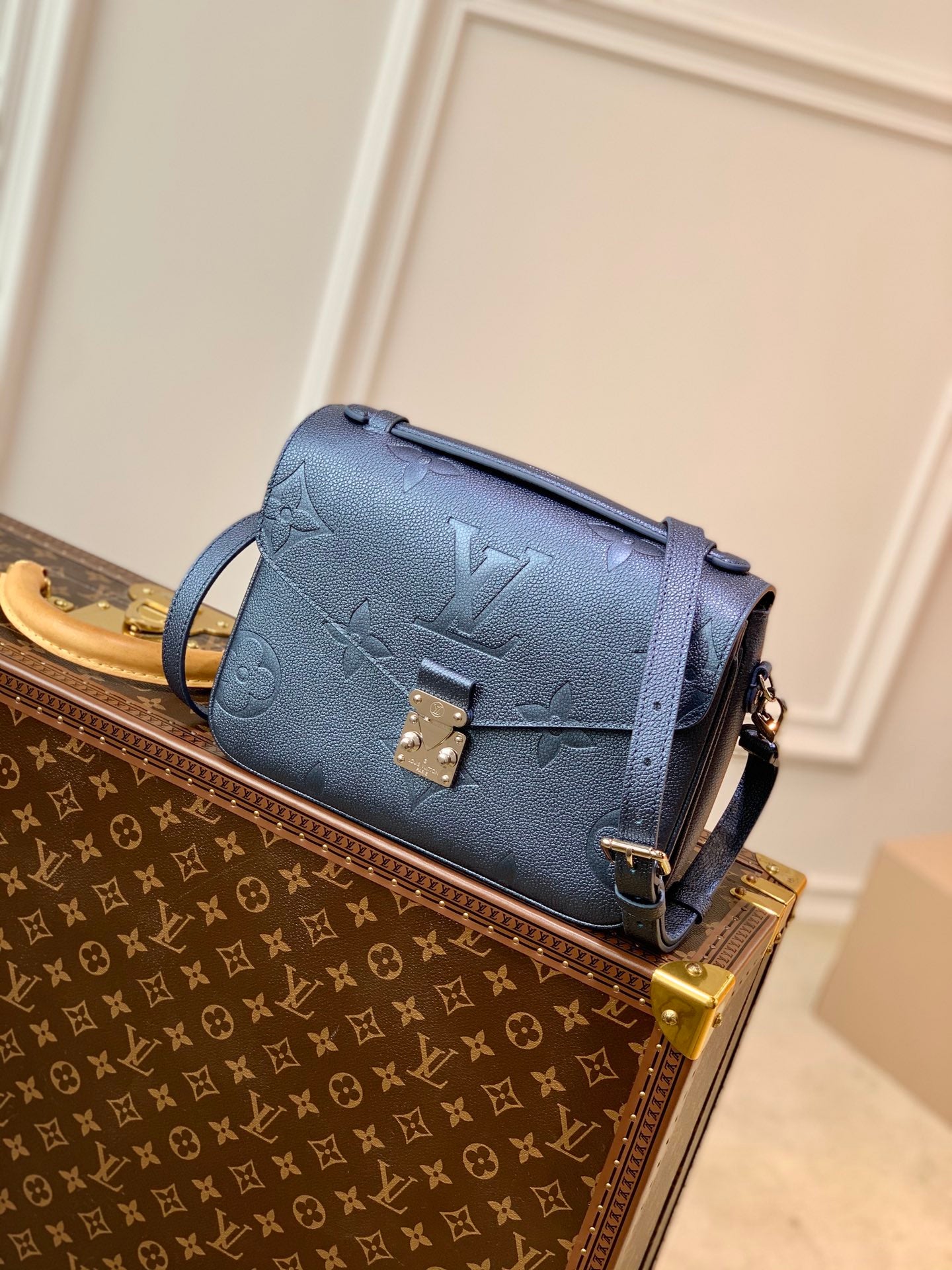 TOP Louis Vuitton LV Empreinte Metis Giant Monogram 25X19X7cm - Iridescent Blue