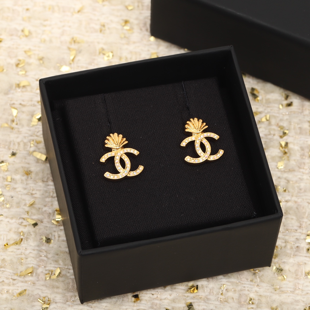 TOP CHANEL CC Sea Shell  Earrings - Gold