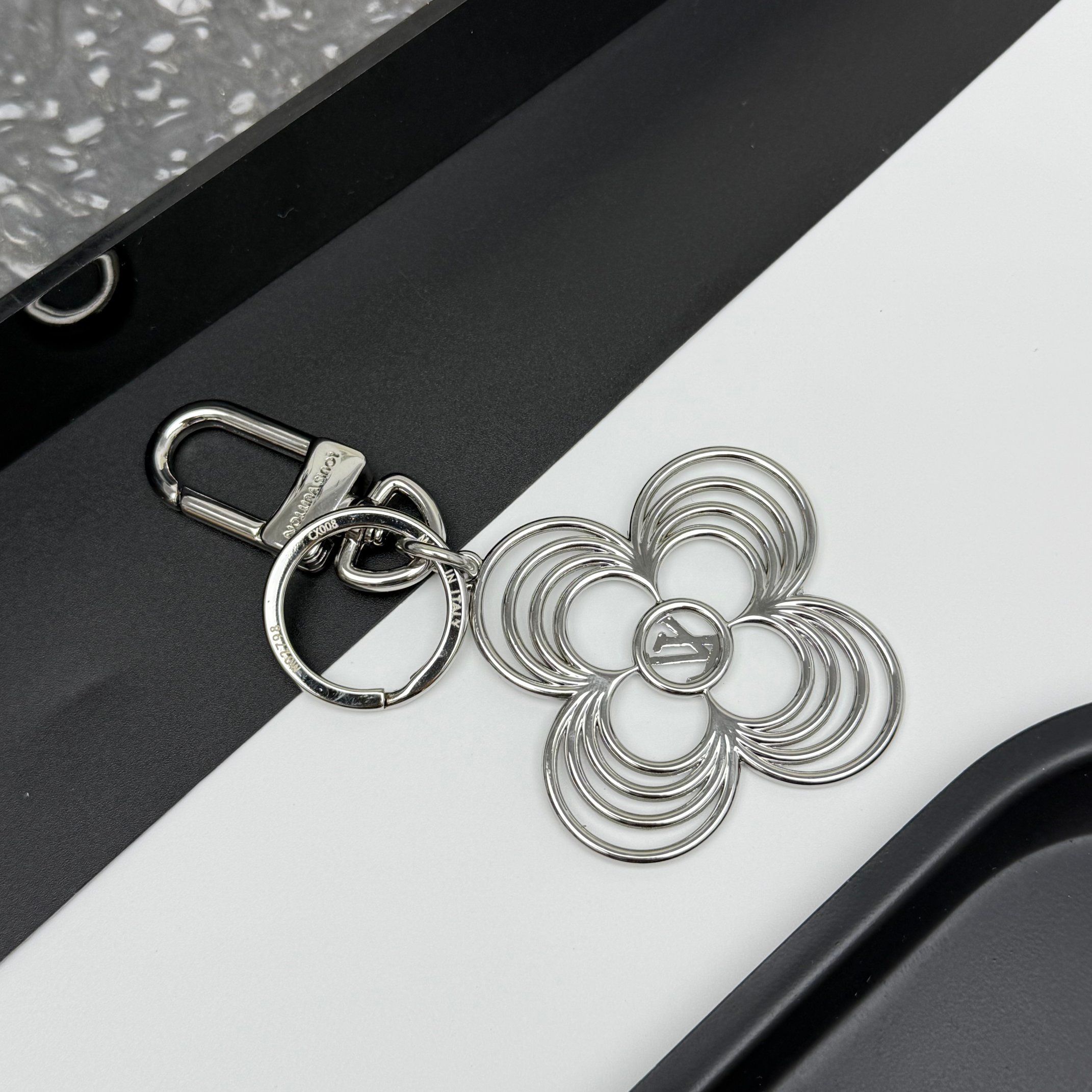 TOP Louis Vuitton LV Breeze Keychain - 2 Colors