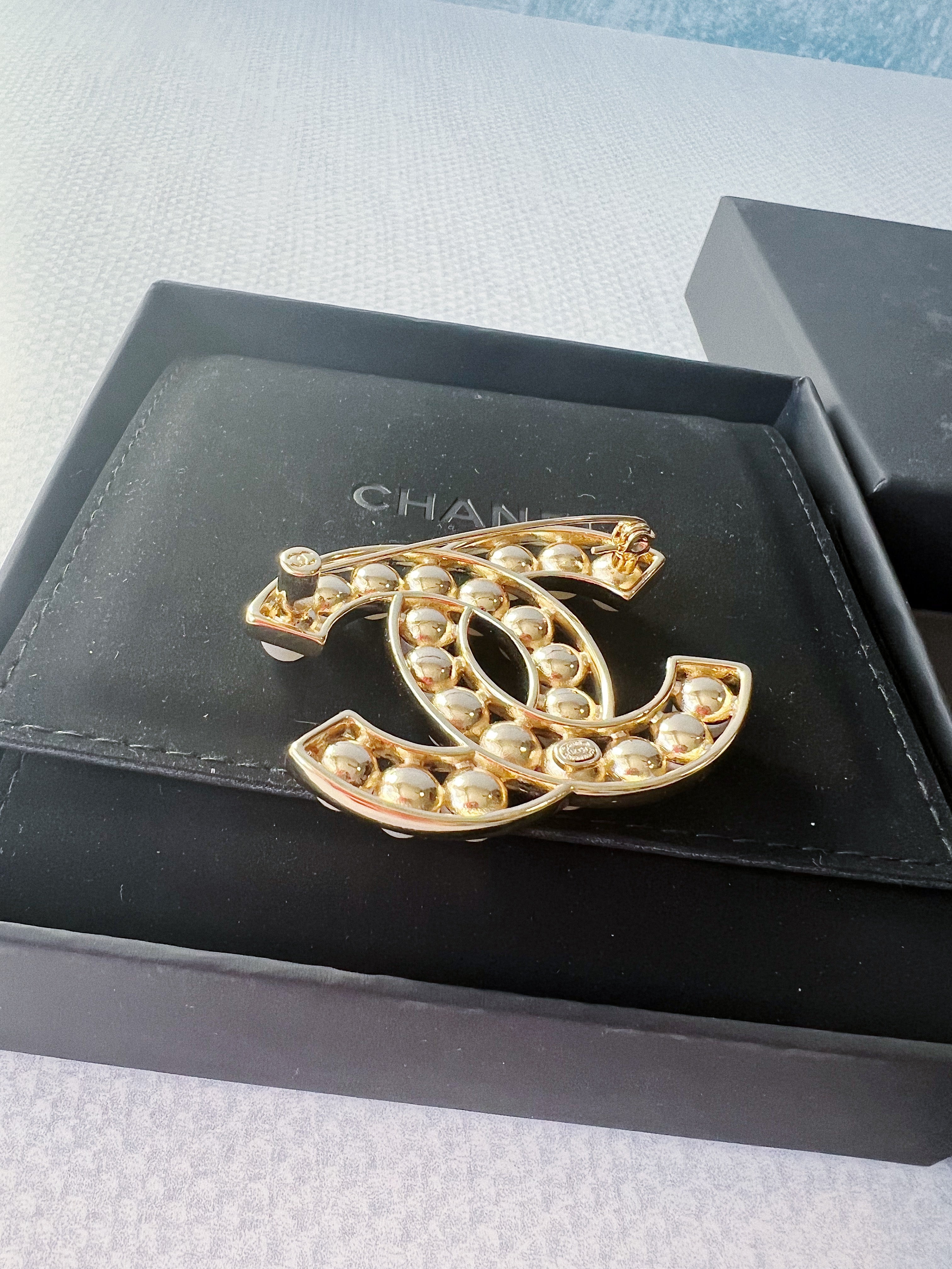 TOP CHANEL Gold Pearl Brooch