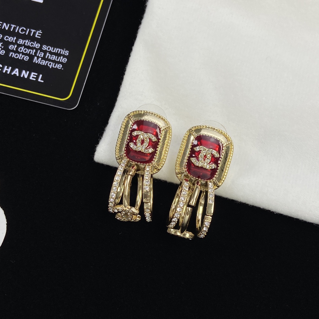 TOP CHANEL Crystal/Diamond Earrings - Red