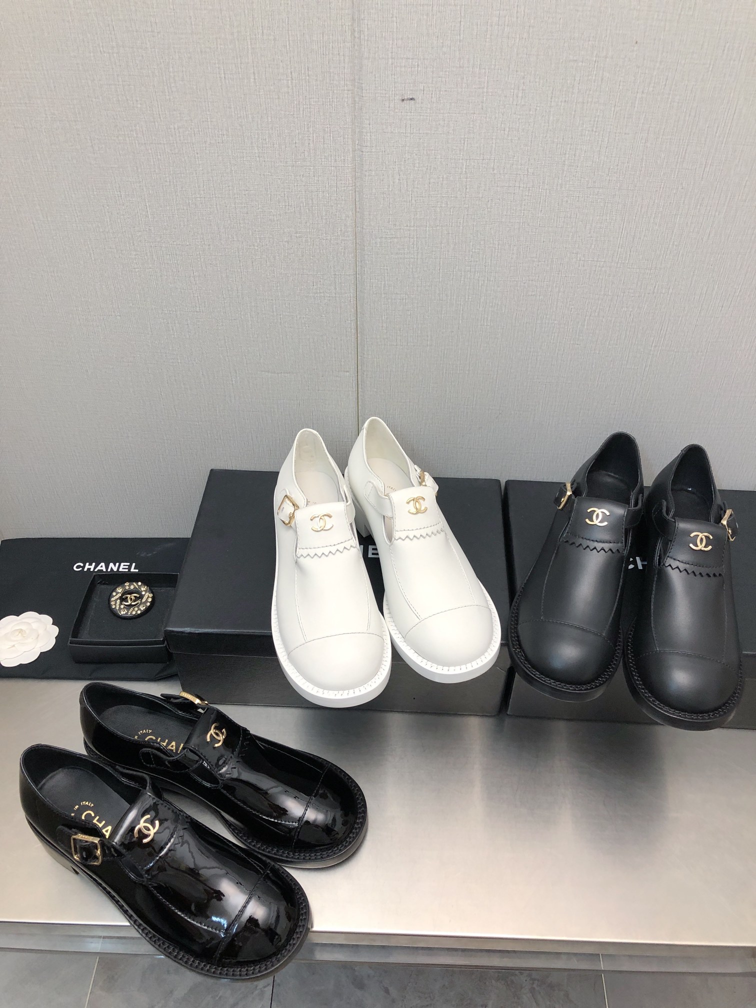 TOP CHANEL Flats with CC Logo - 3 Color