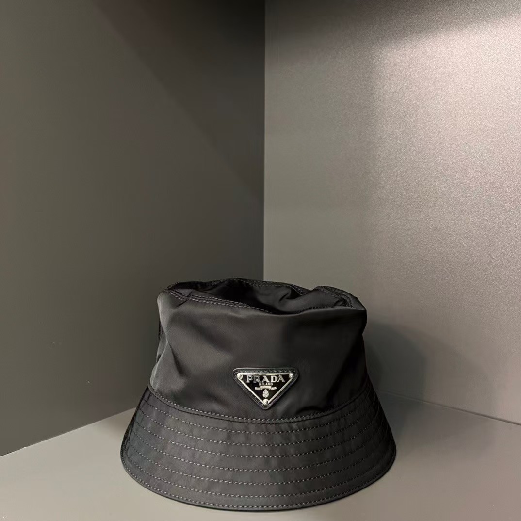 TOP PRADA Re-Edition Bucket Hat Nylon - Black
