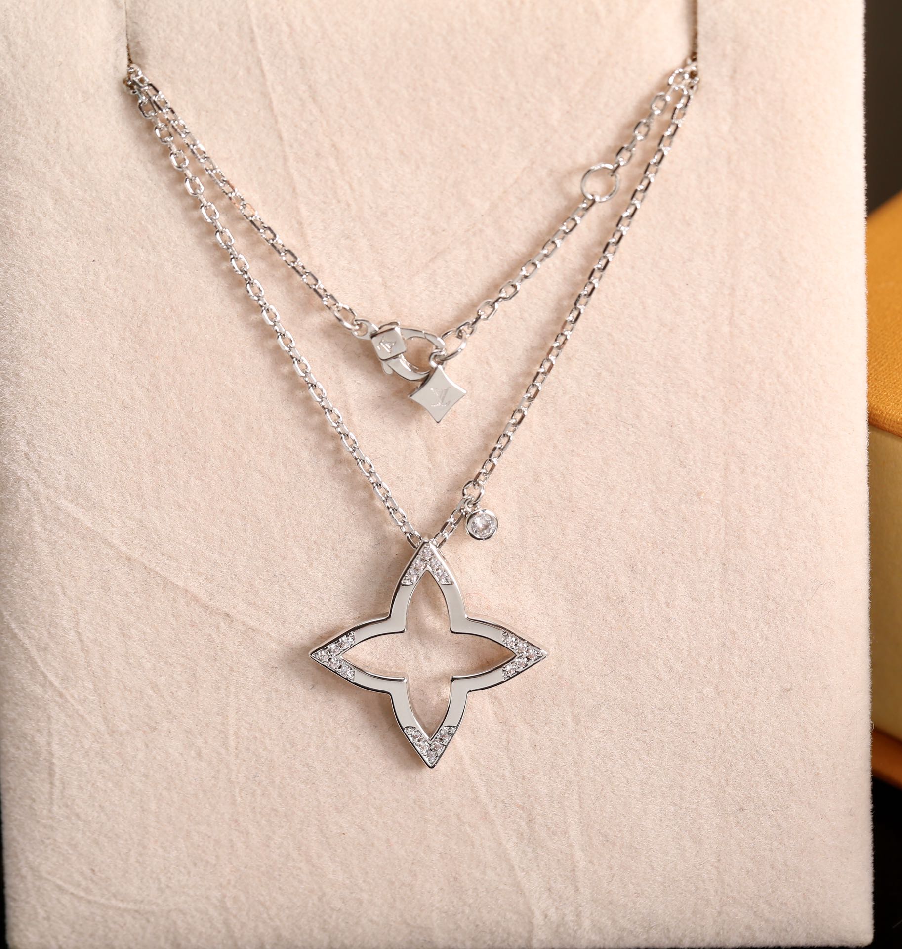 TOP Louis Vuitton LV Silhouette Blossom Pendant Necklace - 2 Color
