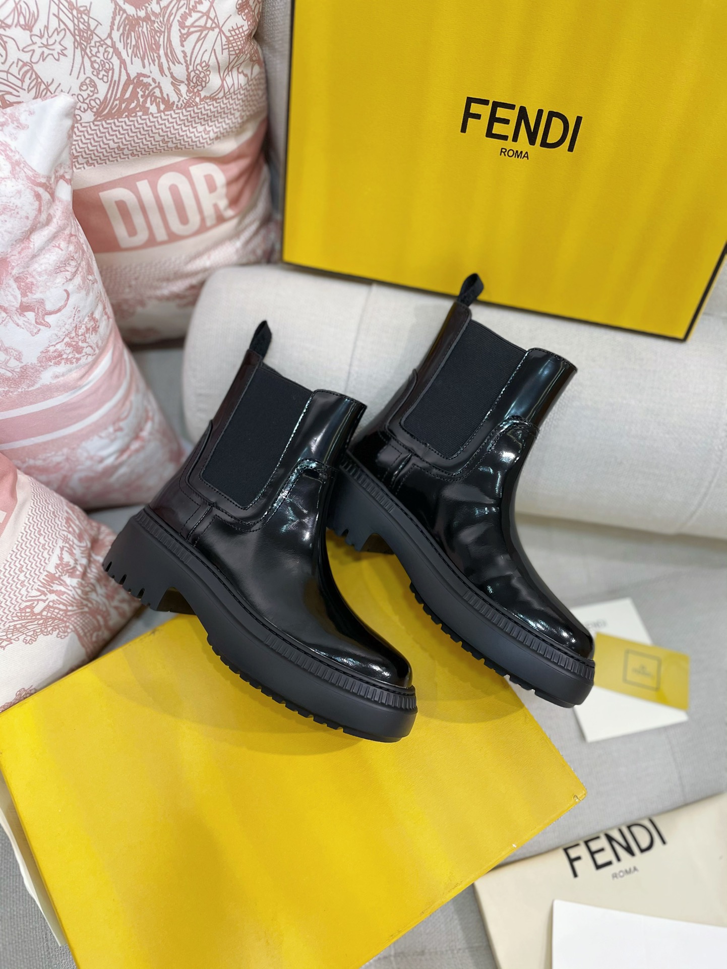 TOP FENDI Round Toe Chelsea Boots - Black