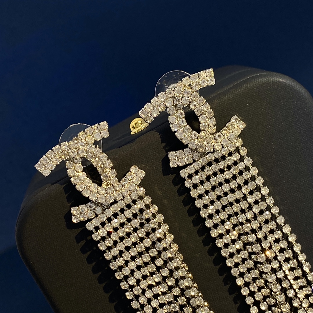 TOP CHANEL Double C Claw Chain Tassel Smart Rhinestone Stud Earrings - Gold
