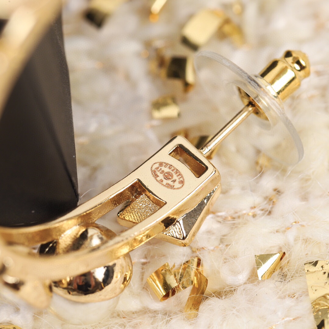 TOP CHANEL Half Circle Earrings