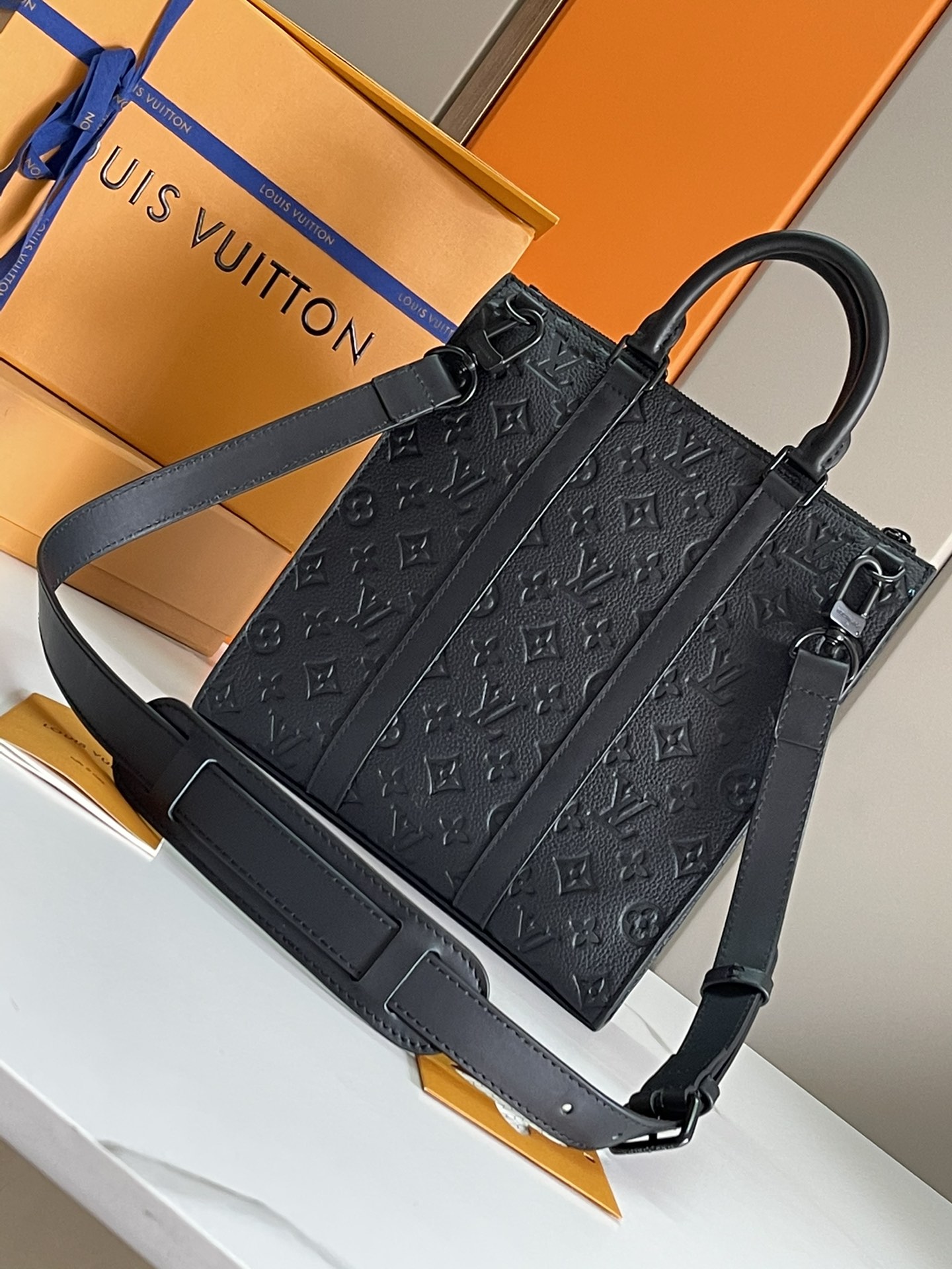 TOP Louis Vuitton LV Sac Plat Taurillon Bag 26x28.5x6CM-Black