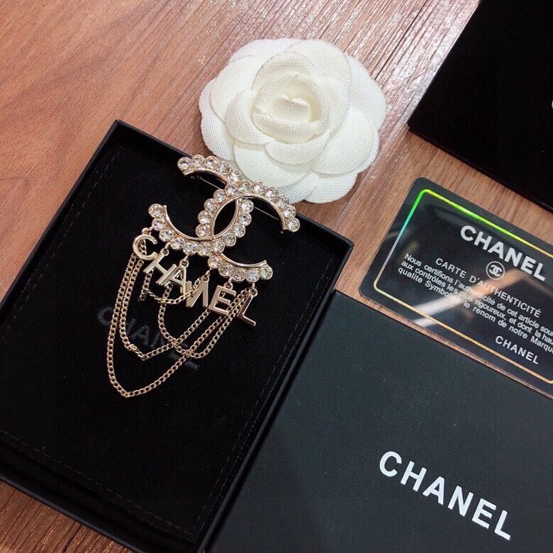 TOP CHANEL DOUBLE C LOGO FRINGE BROOCH