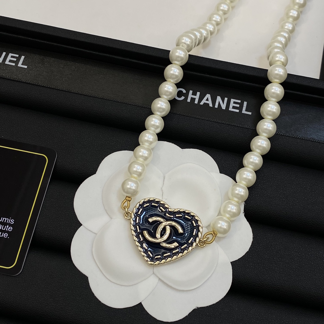 TOP CHANEL Necklace with Pearl and Heart Pendant - Gold