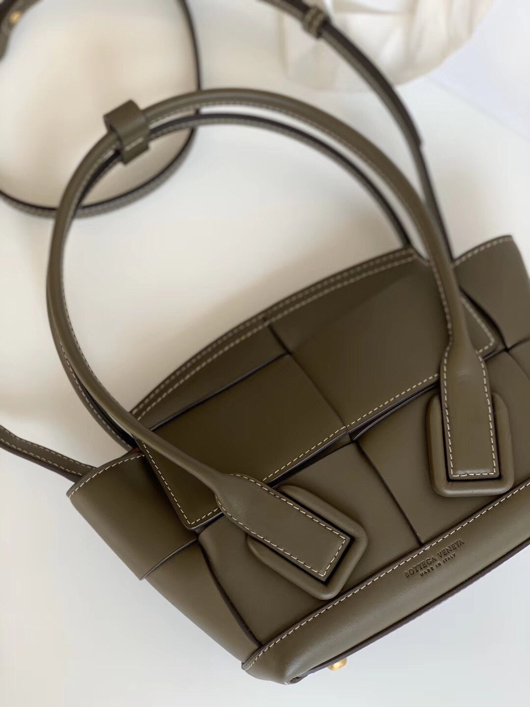 TOP Bottega Veneta BV Mini Arco 29 Leather Bag - Camping