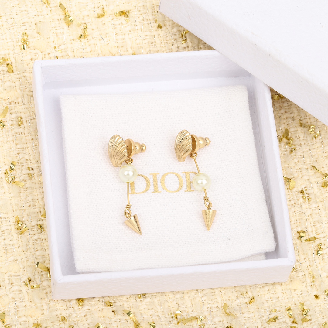 TOP Christian Dior Conch Earrings