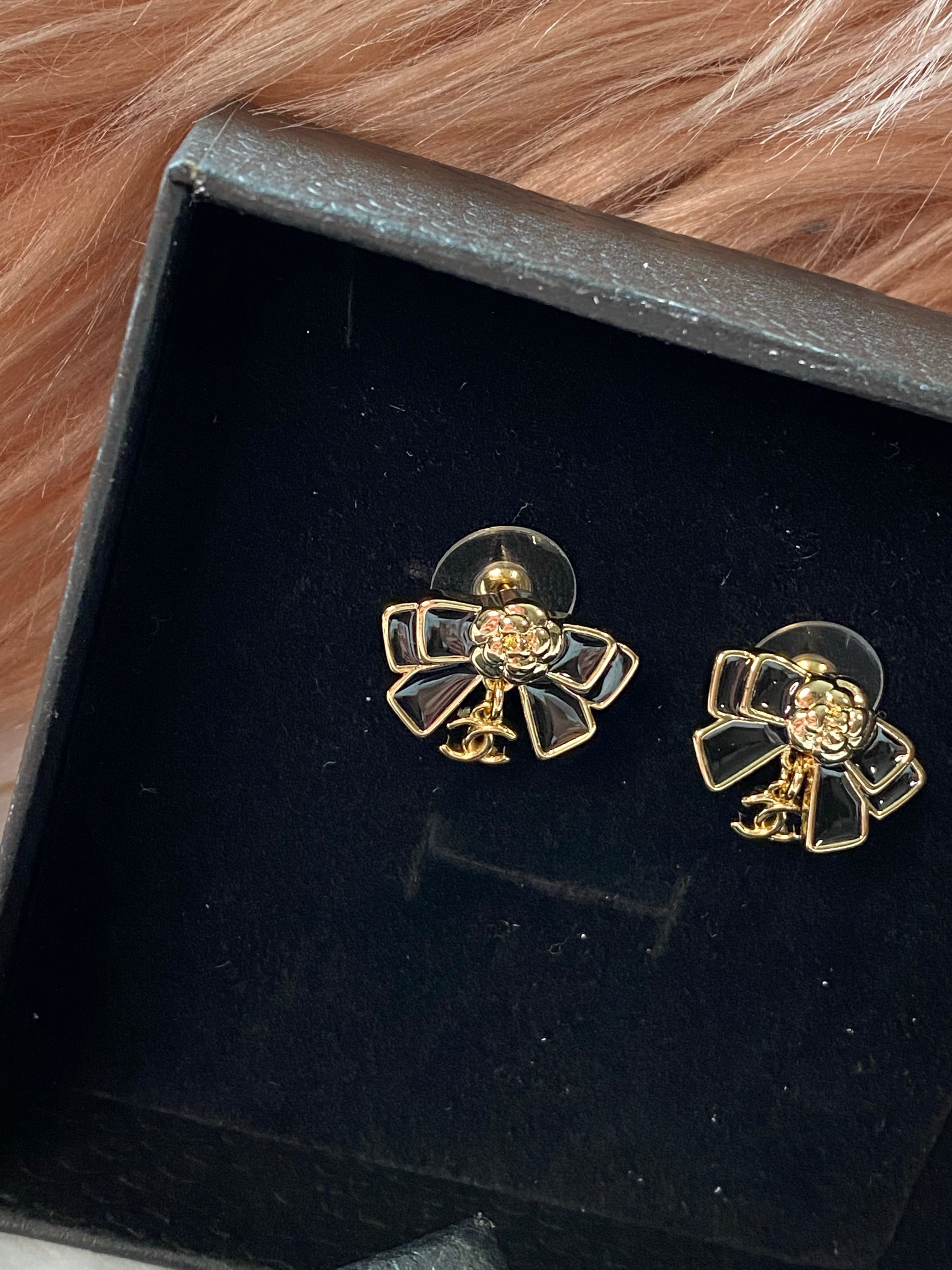 TOP CHANEL Bow Earrings