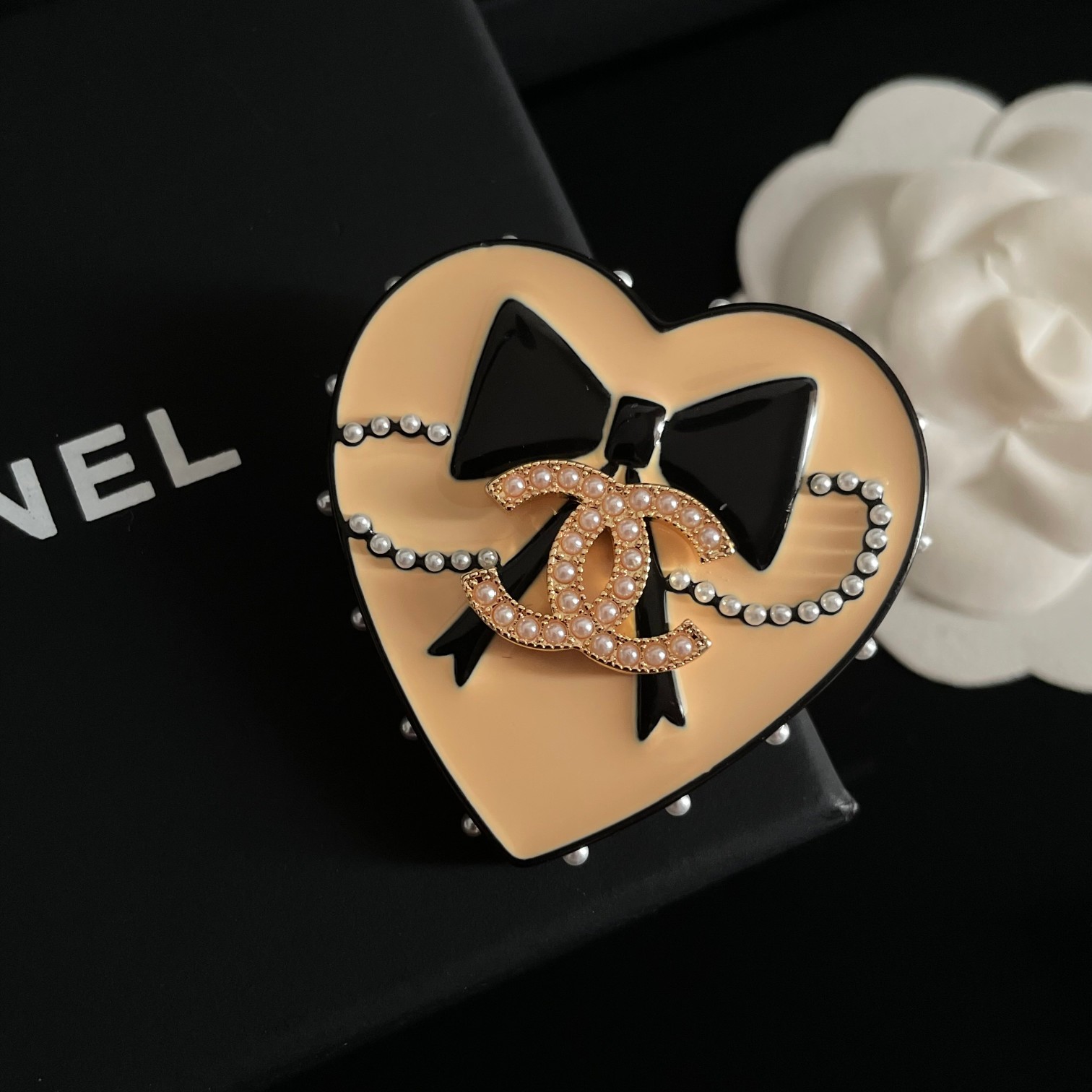 TOP CHANEL CC Brooch