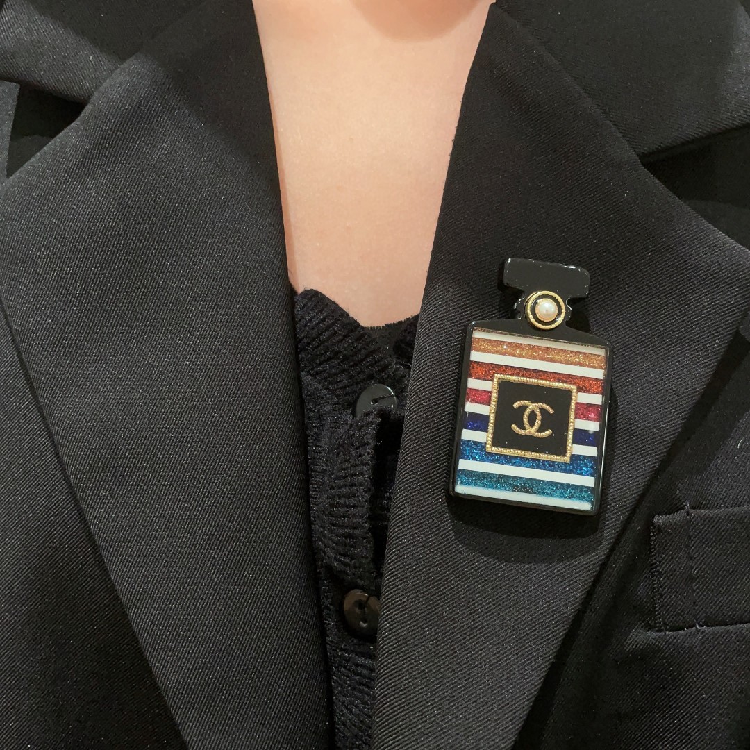TOP CHANEL Perfume Bottle Brooch - Black